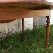 Round drop-leaf table in beech and pine