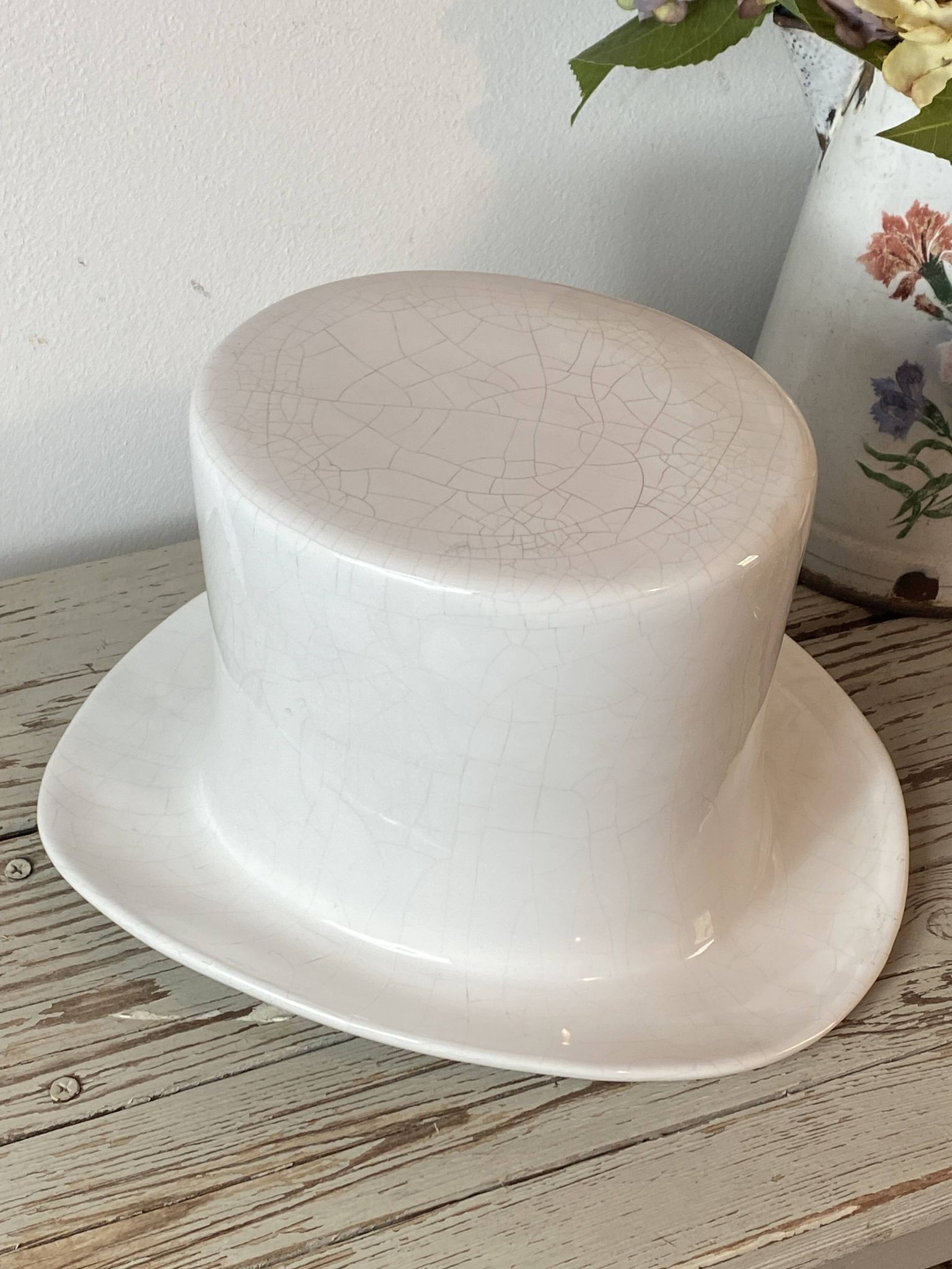 Ceramic hat-shaped cache-pot