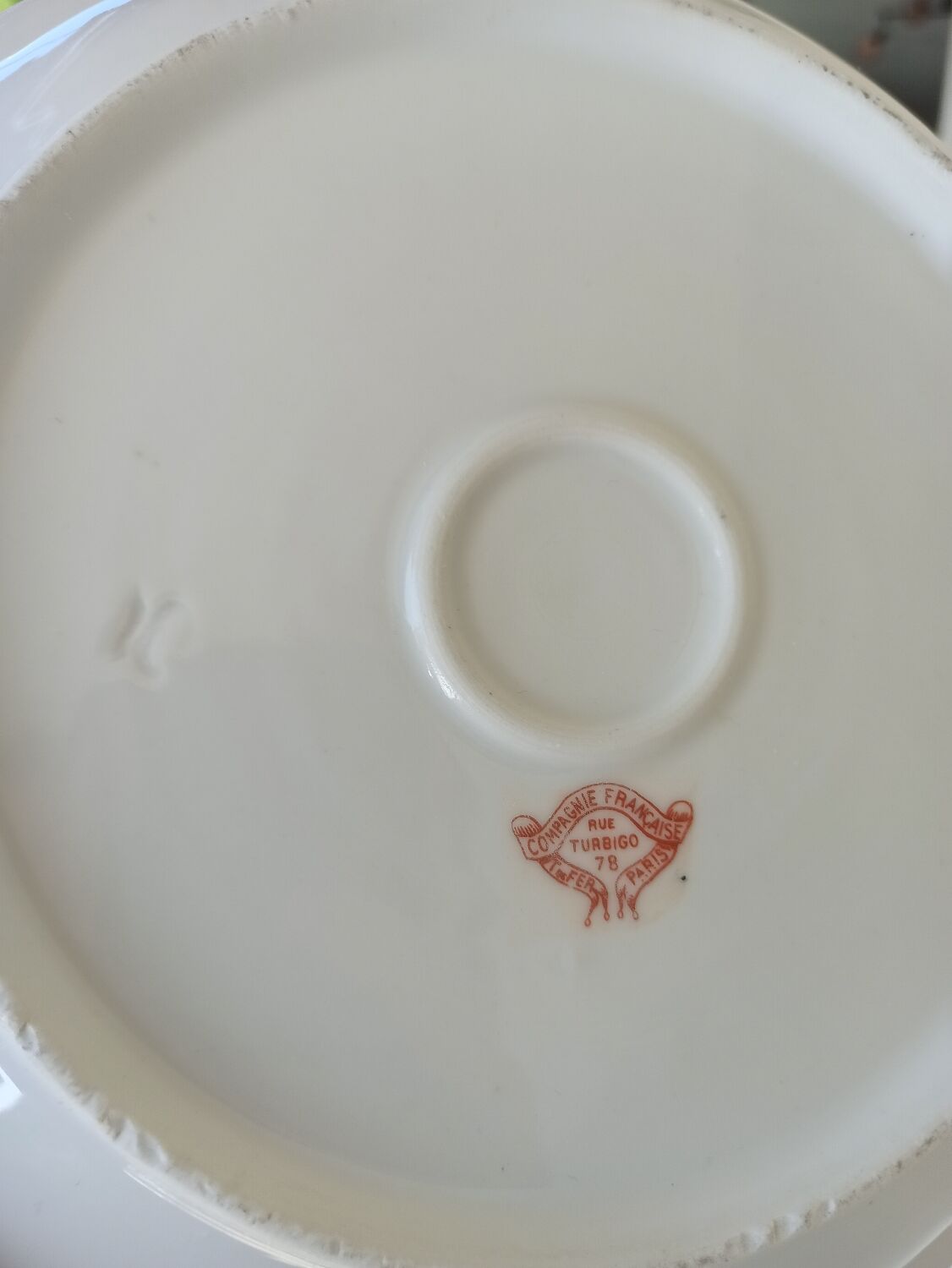 Plat rond en terre de fer cie française