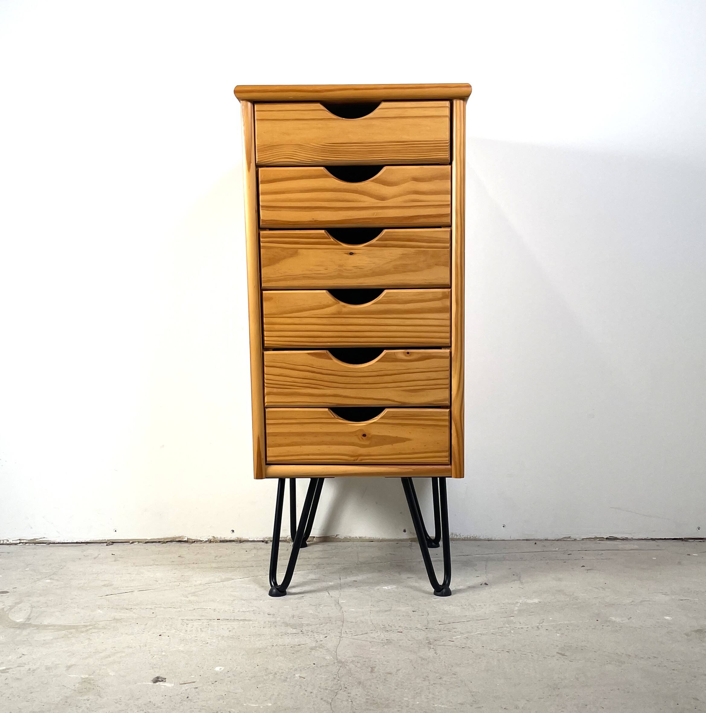 Commode sur pieds en épingle à cheveux, style scandinave
