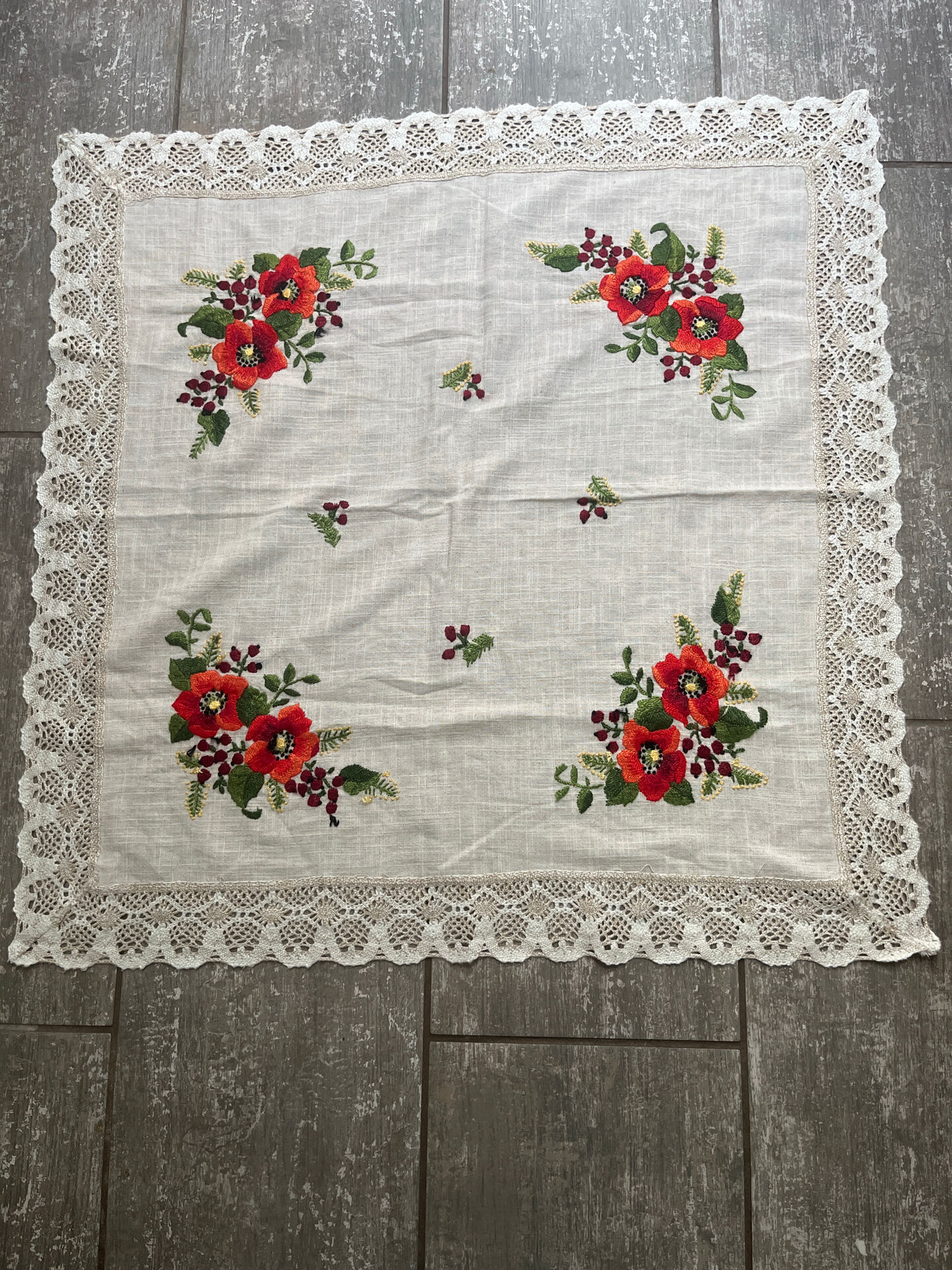 Linen tablecloth with embroidered flowers