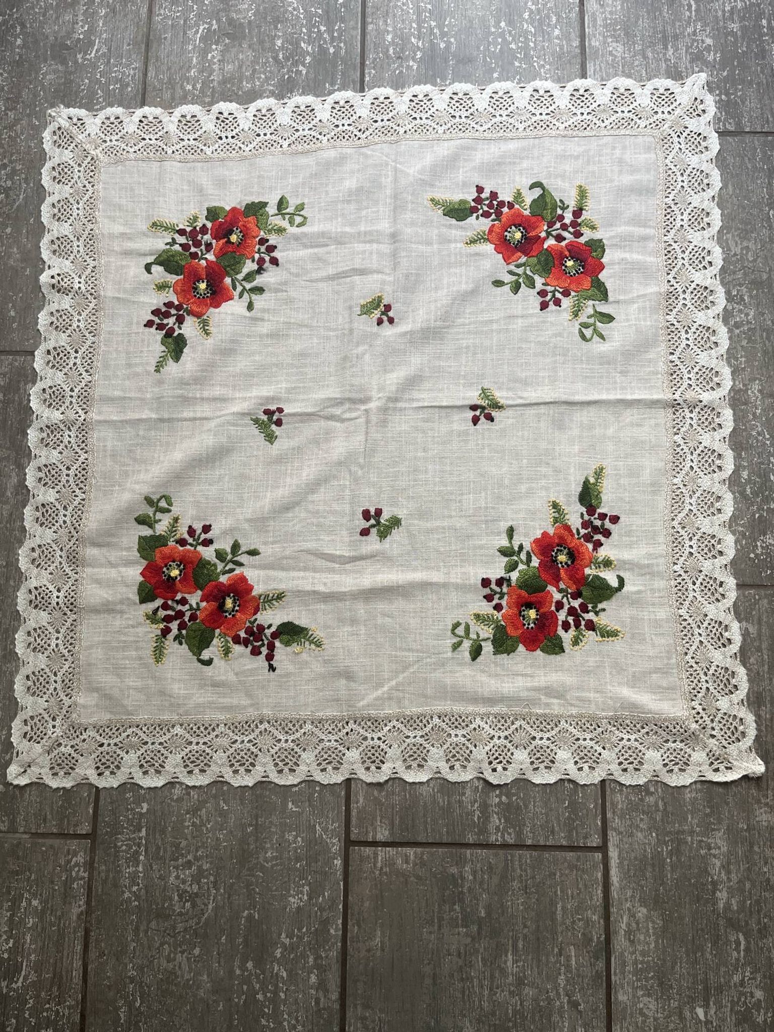 Nappe en lin fleurs brodées