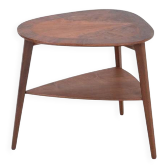 Rare mid-century walnut side table / coffee table with shelf by Jørgen Aakjær Jørgensen for Møbelintarsia / Danish modern design / 1960s