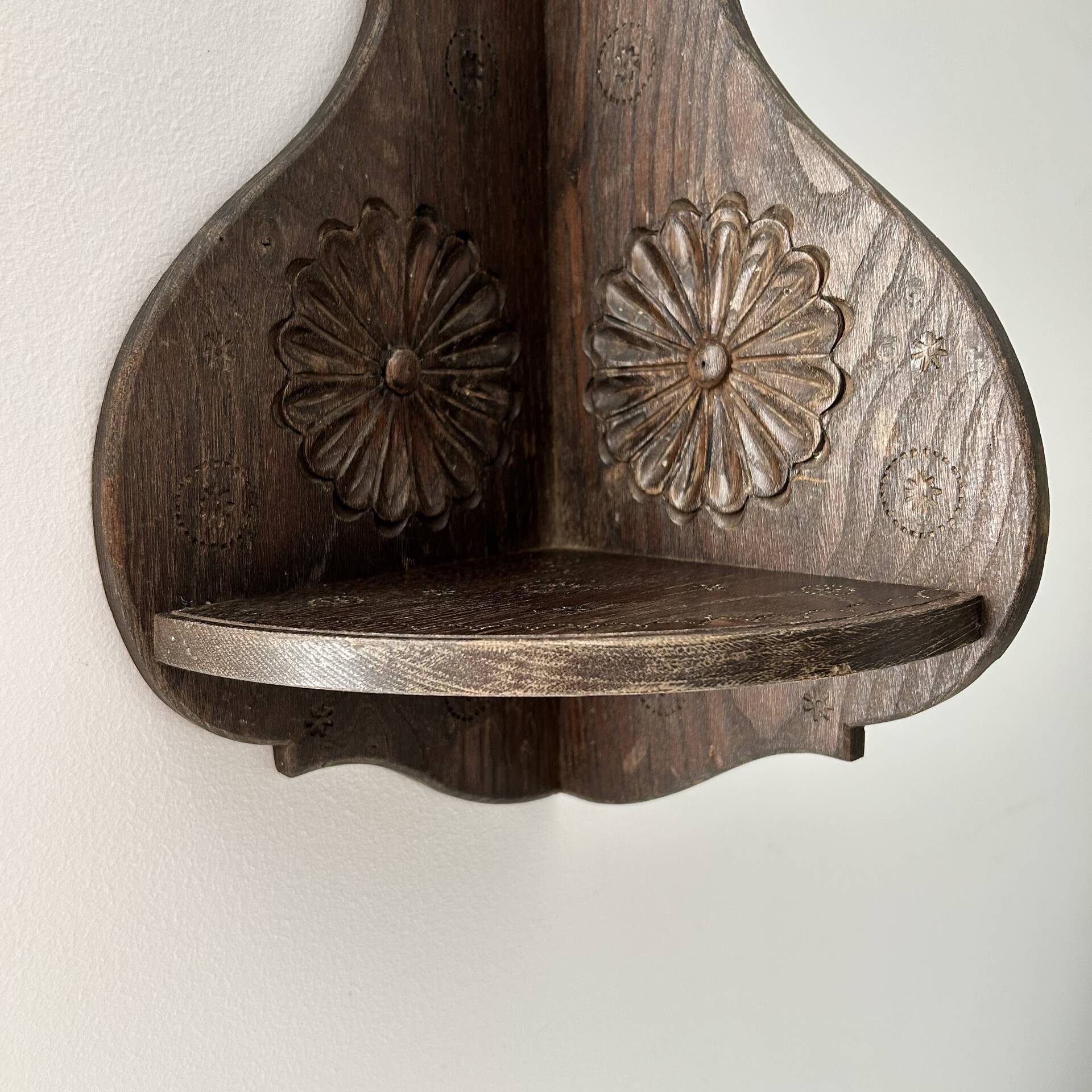 Breton corner shelf