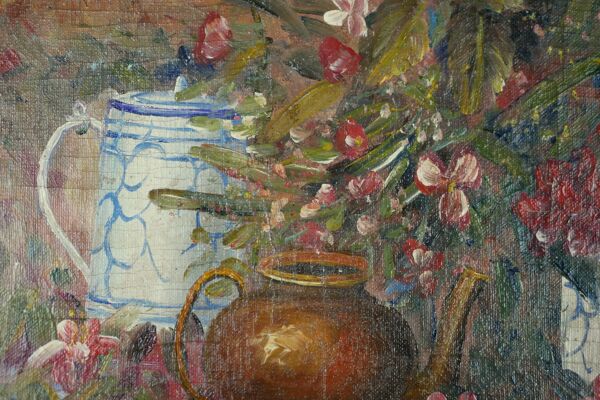 Nature morte aux fleurs roses et aux pots bleus.