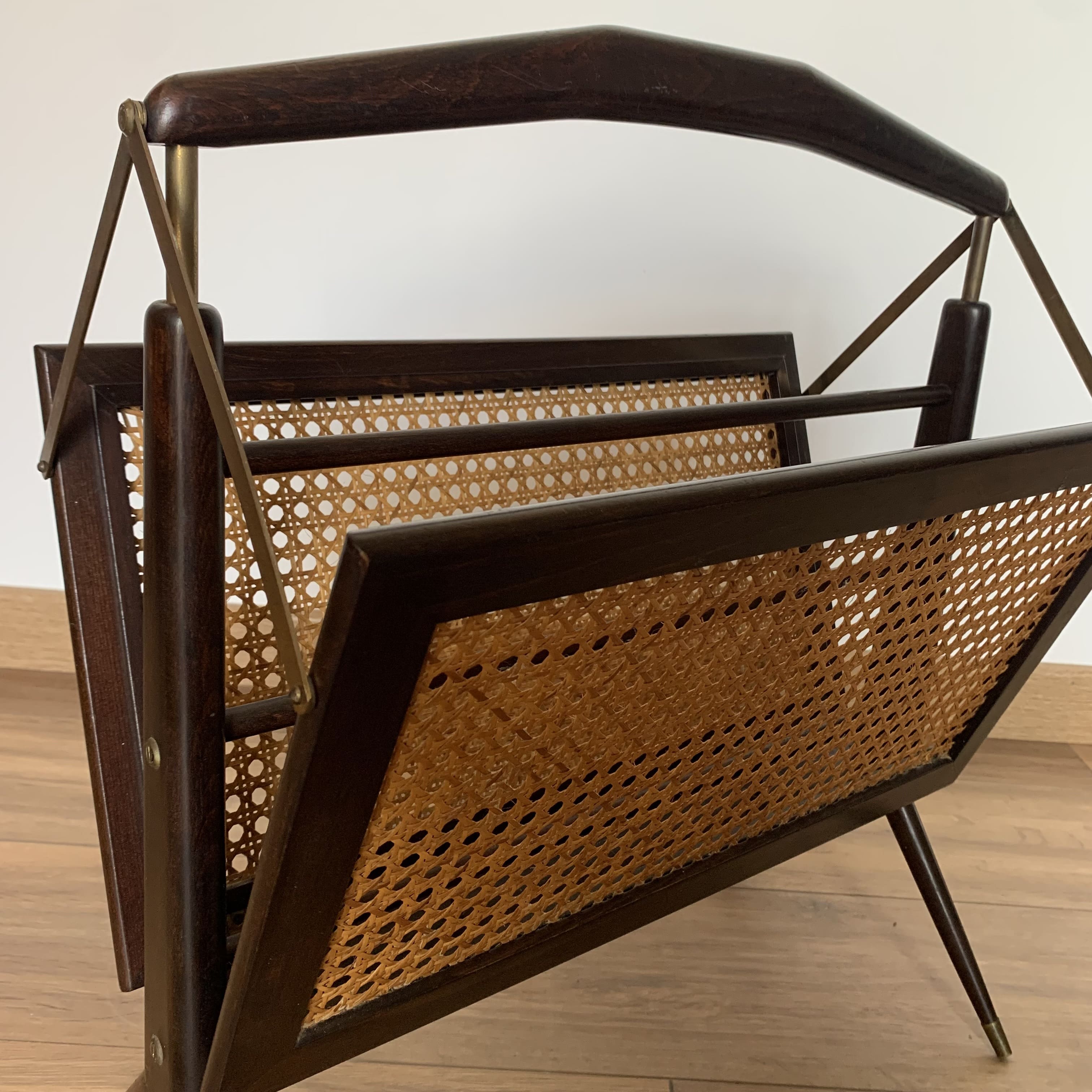 Folding magazine rack