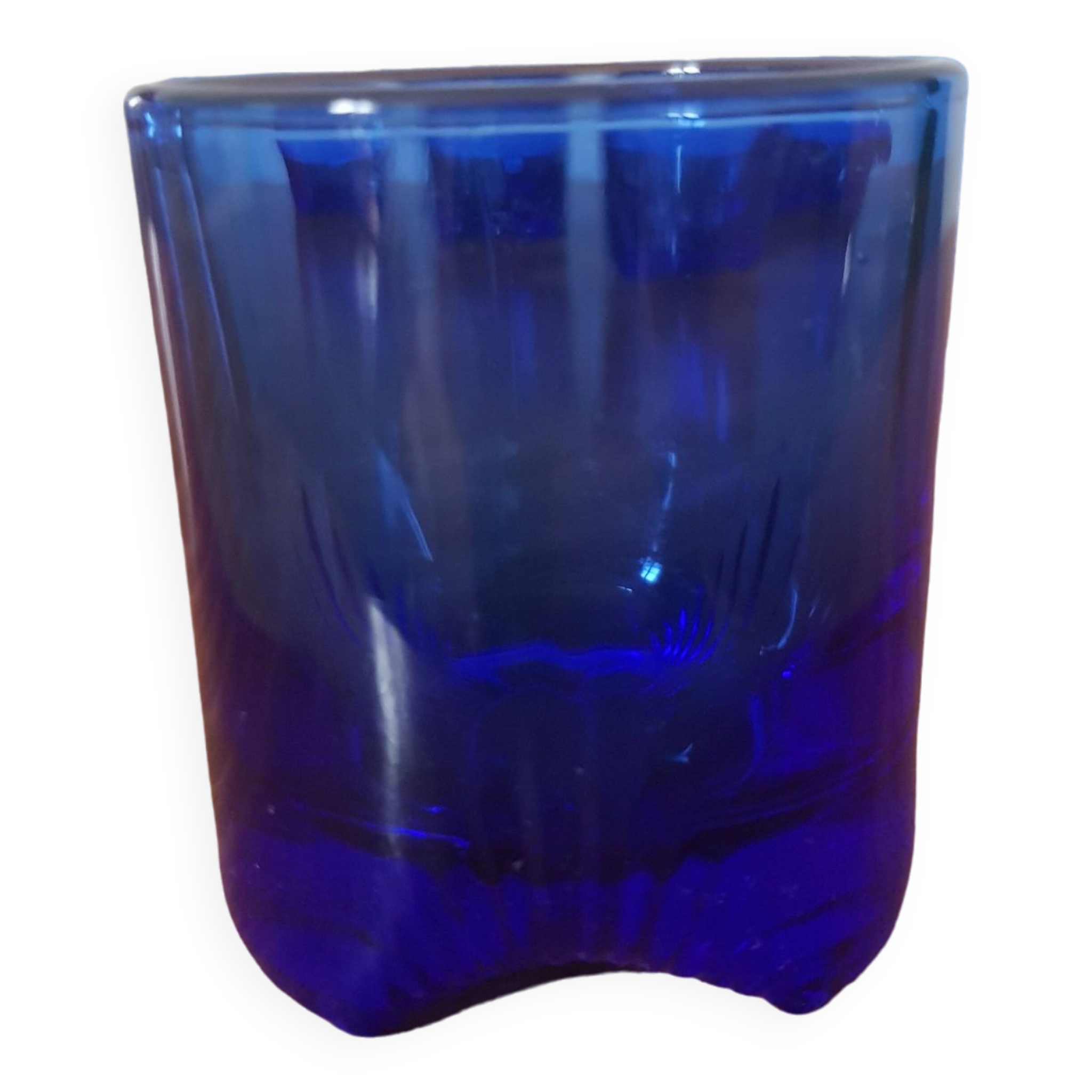 Lors de 5 petits verres en cristal bleu