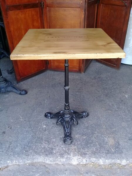 Bistro table feet in iron cast and solid wood tray