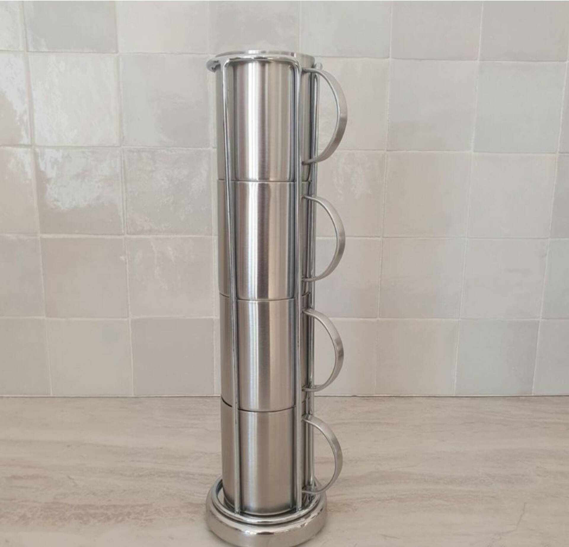 4 Grandes Tasses en inox et son support métallique