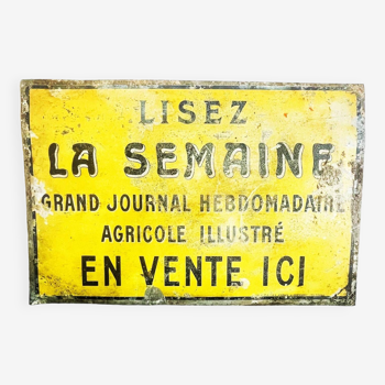 Painted sheet metal plaque “read during the week, large illustrated weekly agricultural newspaper, on sale here”