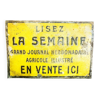Painted sheet metal plaque “read during the week, large illustrated weekly agricultural newspaper, on sale here”