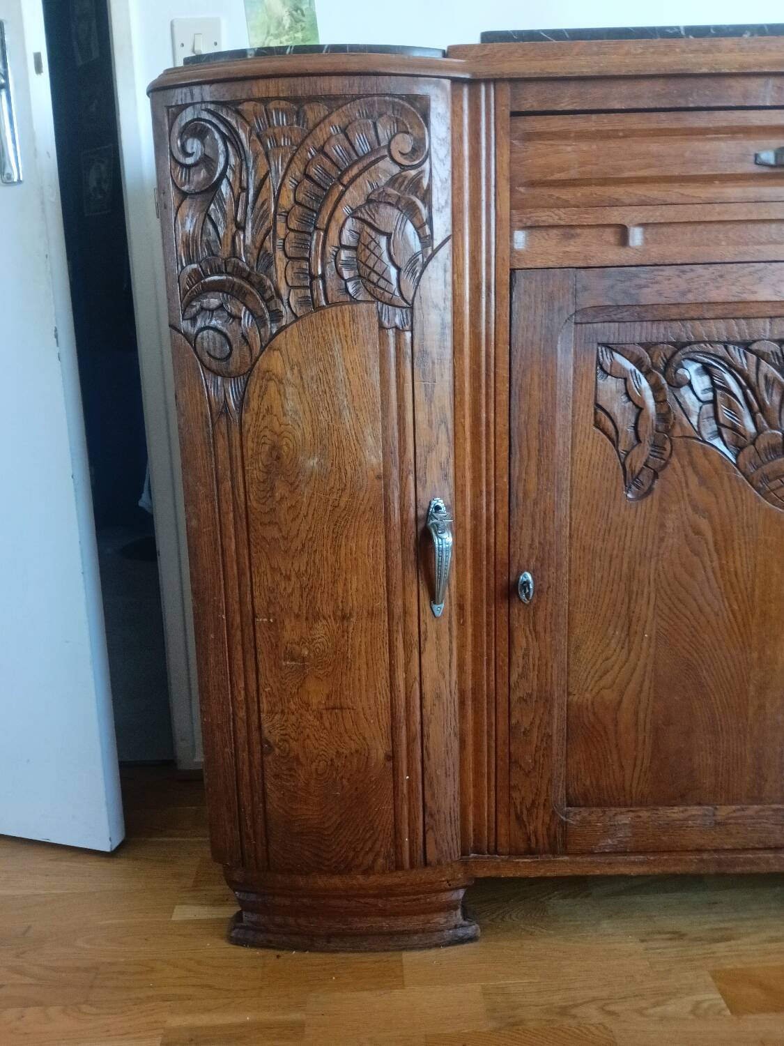 Art Deco buffet in marble and carved wood