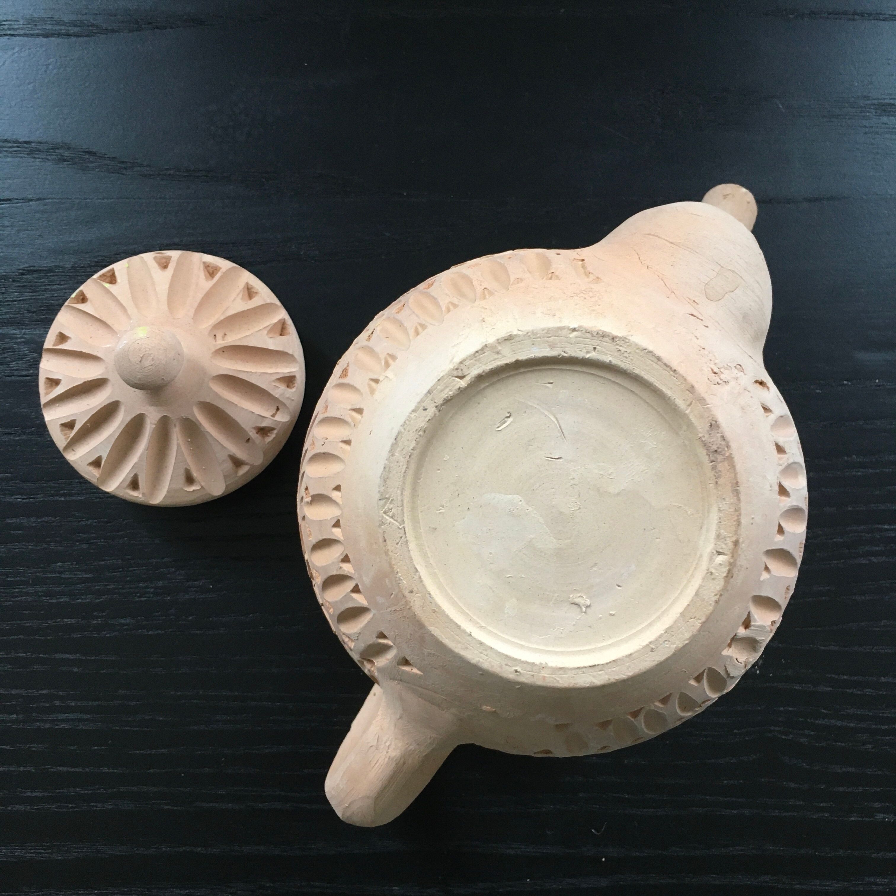 Ceramic teapot with glazed interior