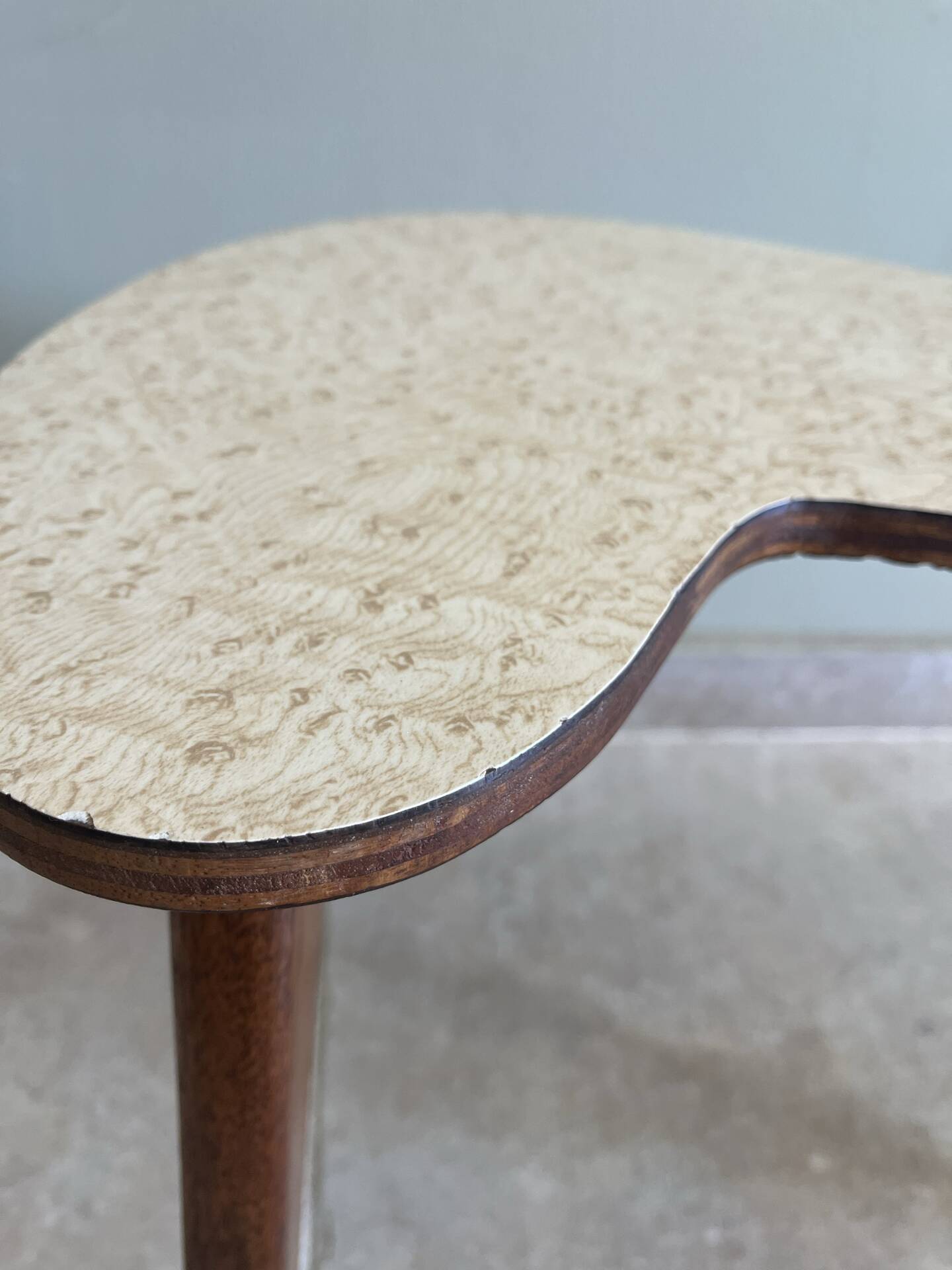 Small tripod side table in bean shape – 1950s/60s style