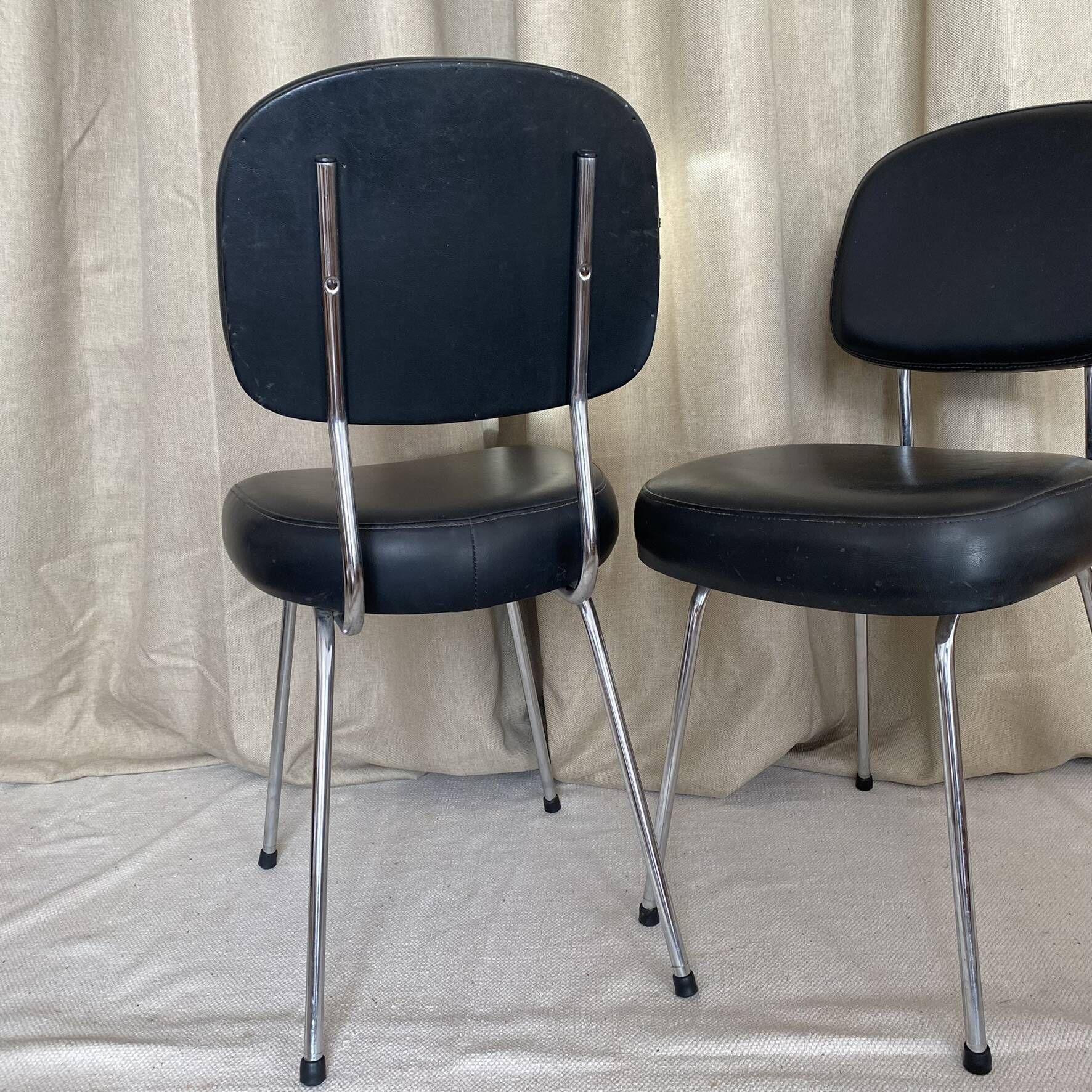 Vintage chairs in chrome and faux leather from the 60s-70s.