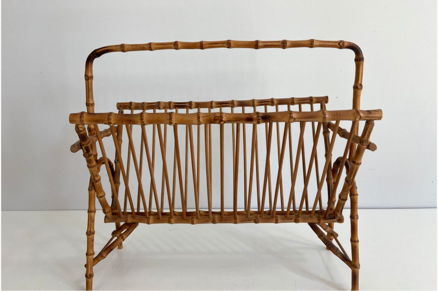 Porte-revues en rotin façon faux-bamboo