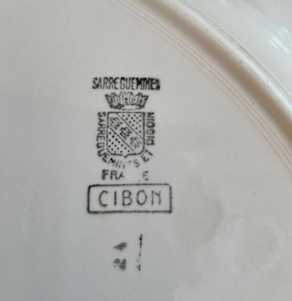 Antique serving dish in Sarreguemines earthenware.