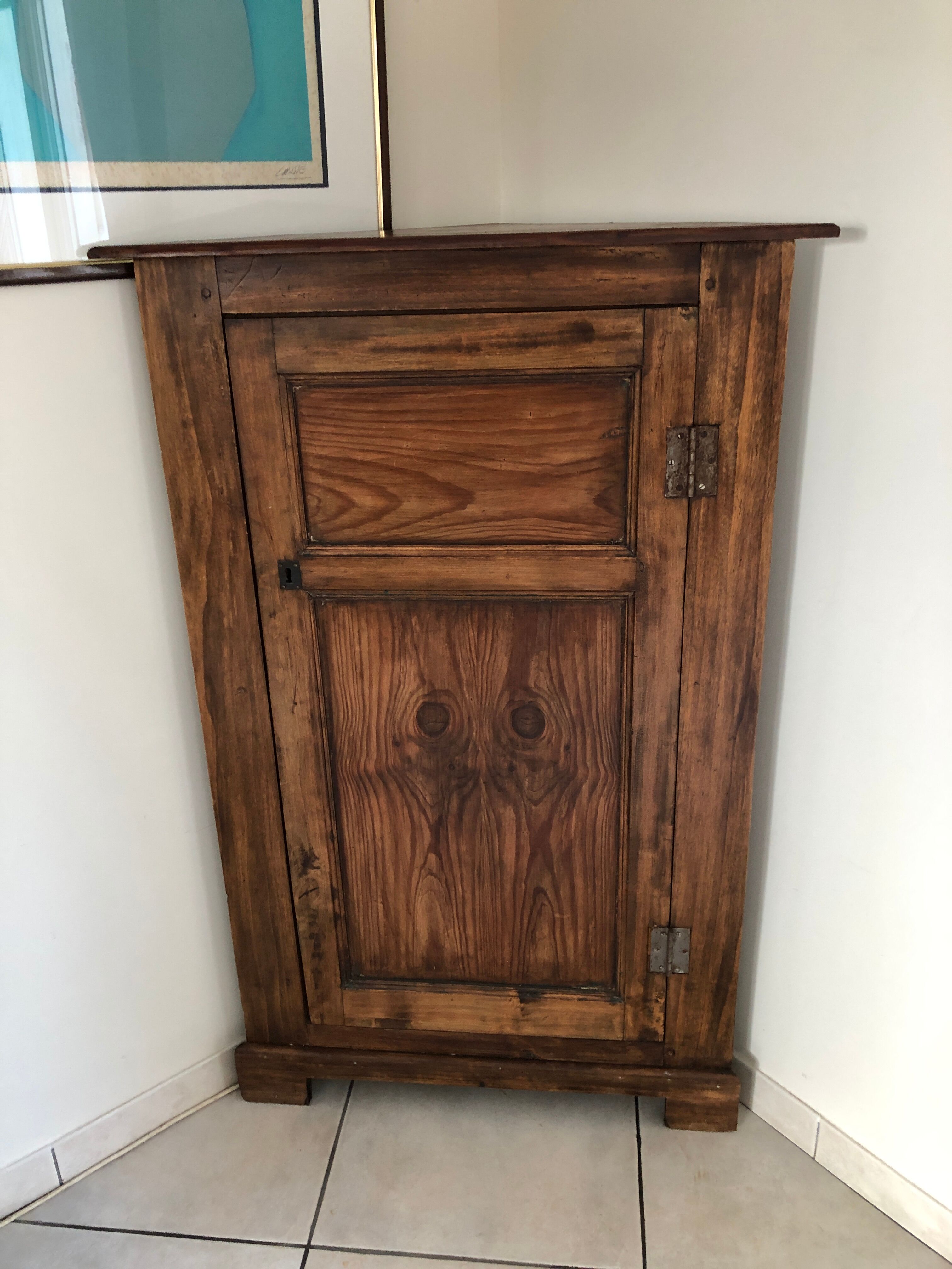 Notch, corner cabinet