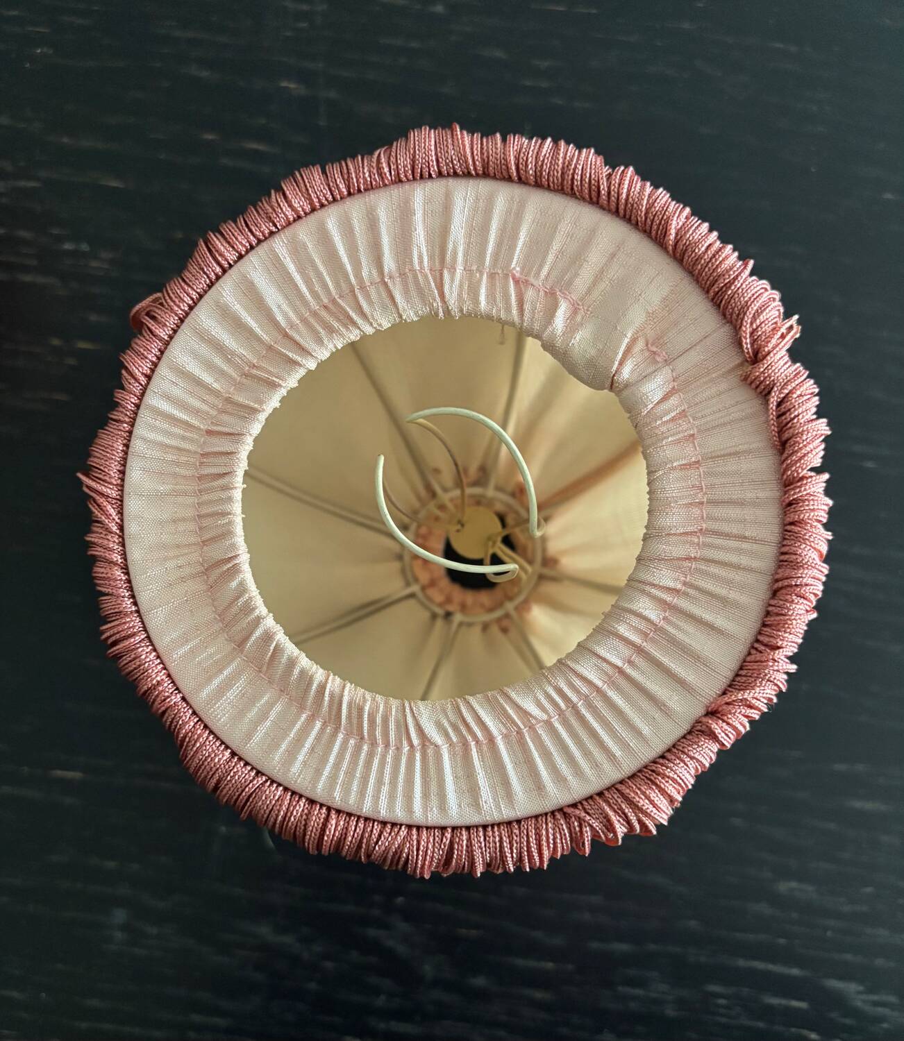 Paire de lampes de chevet  style Louis XVI – Soie rose & laiton- 1950