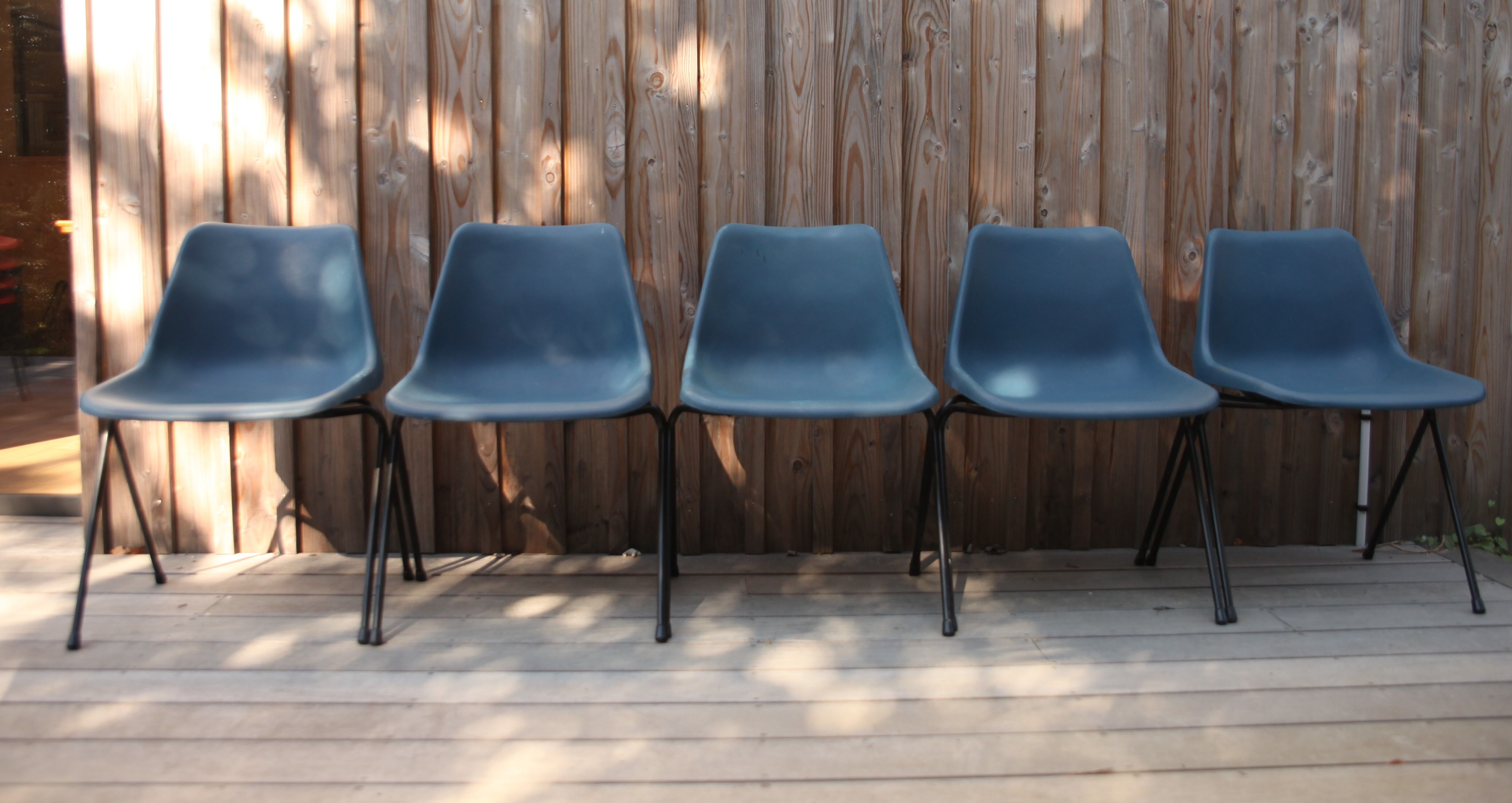 Lot de 5 chaises en plastique bleu gris Robin day