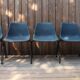 Lot de 5 chaises en plastique bleu gris Robin day