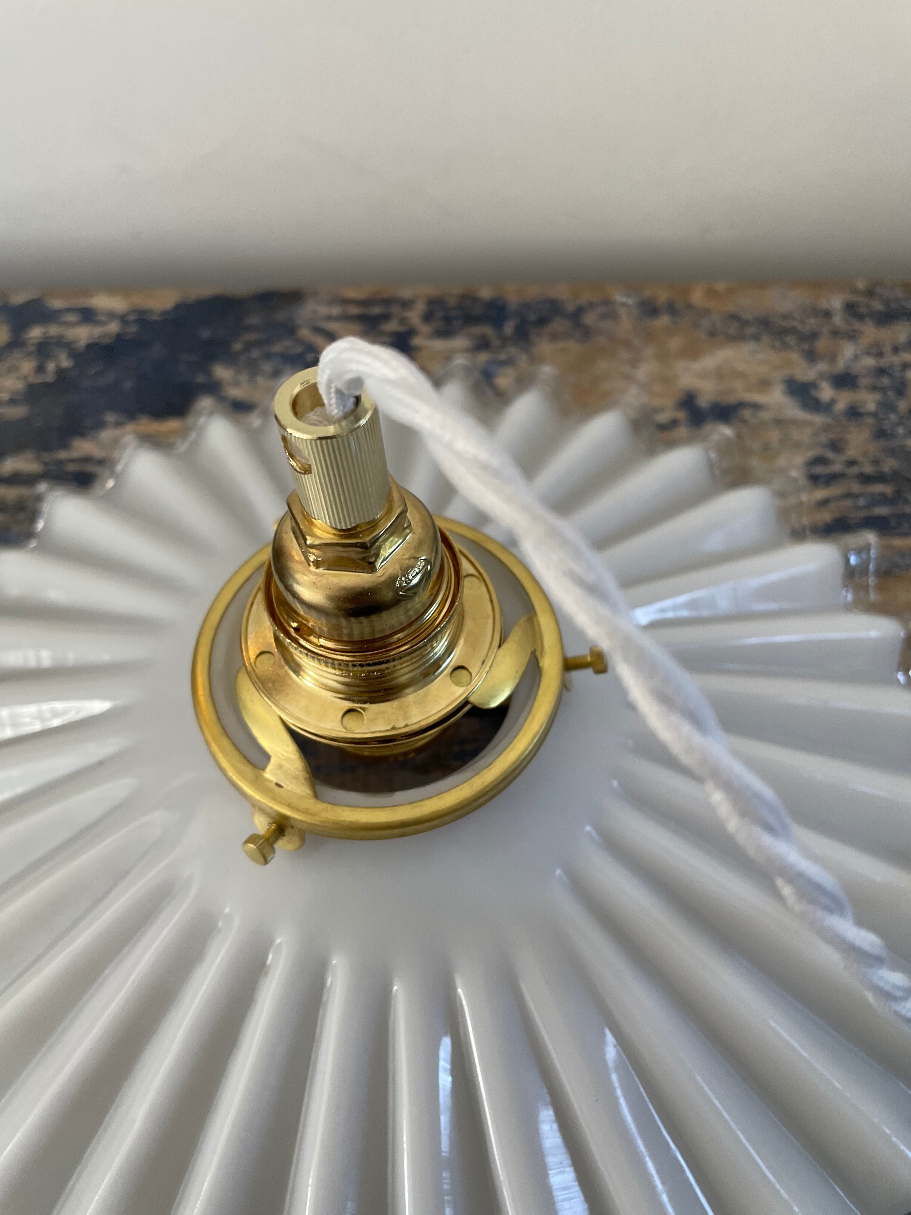 Suspension in electrified serrated white opaline to nine