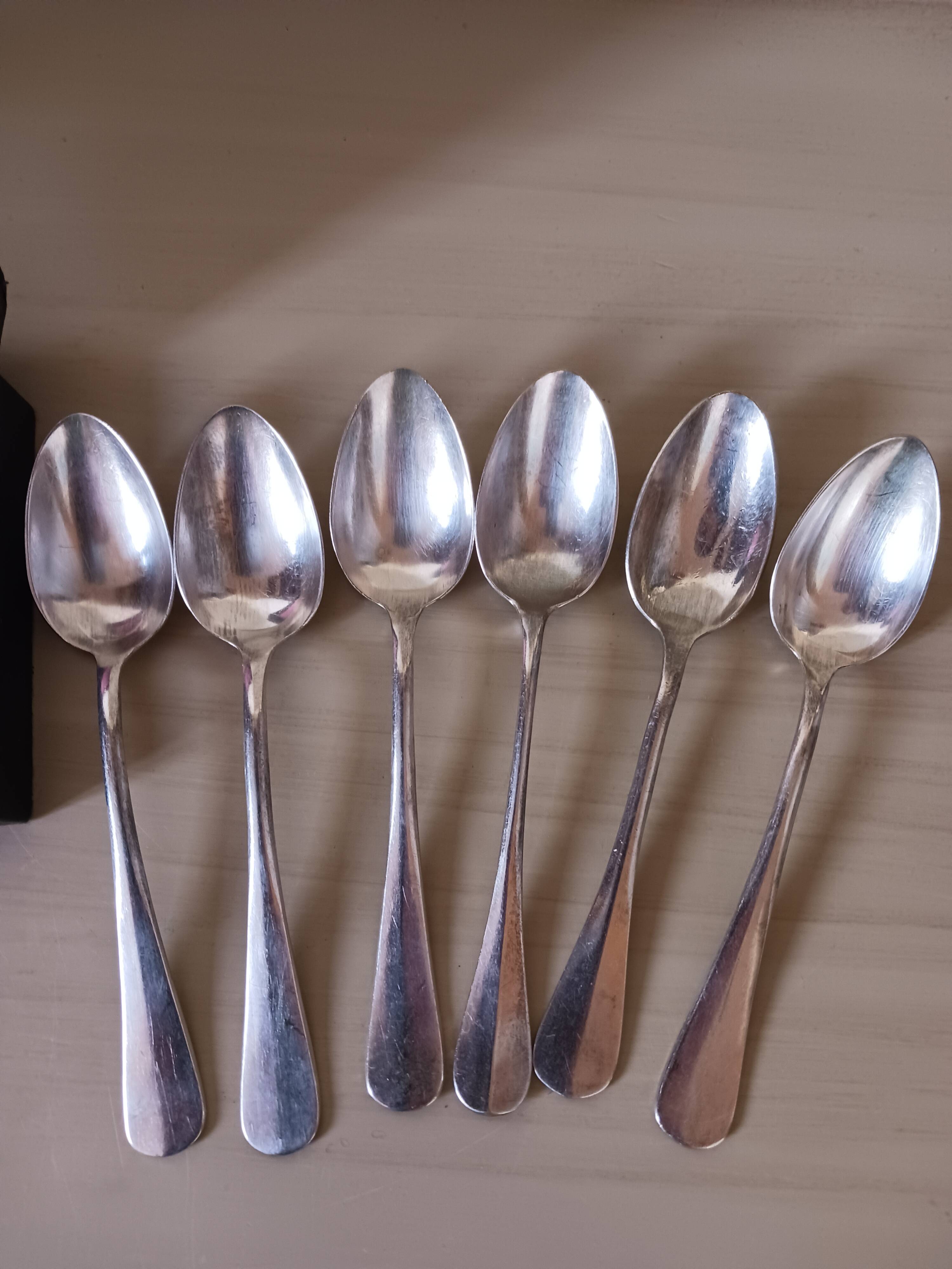 Petites cuillères en métal argenté .