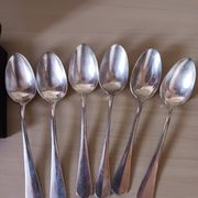 Petites cuillères en métal argenté .