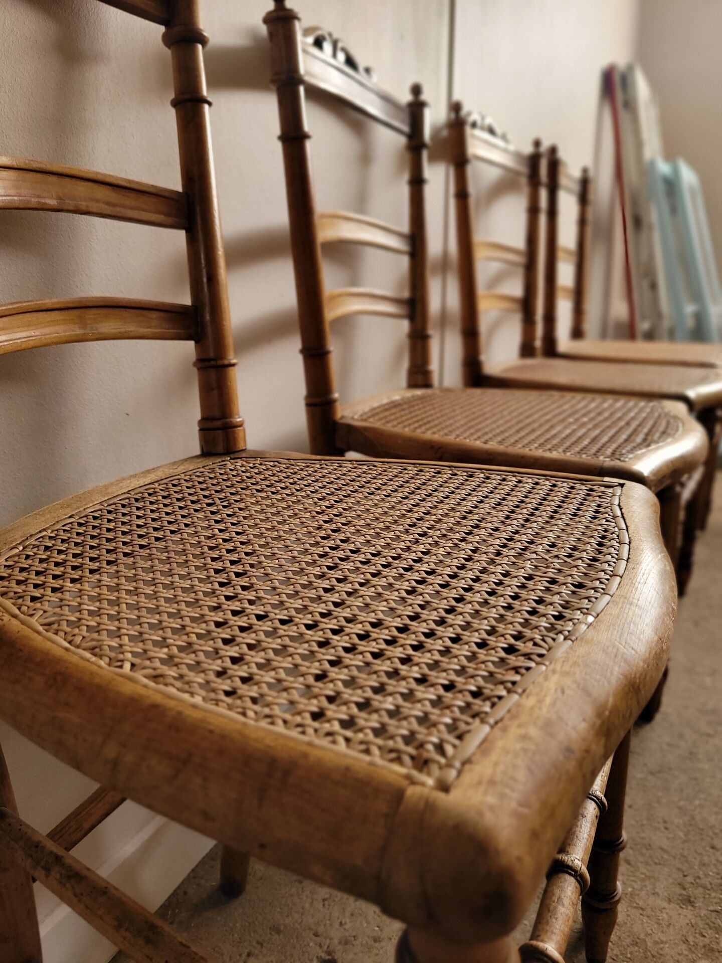 Lot de 4 chaises volantes Louis XVI