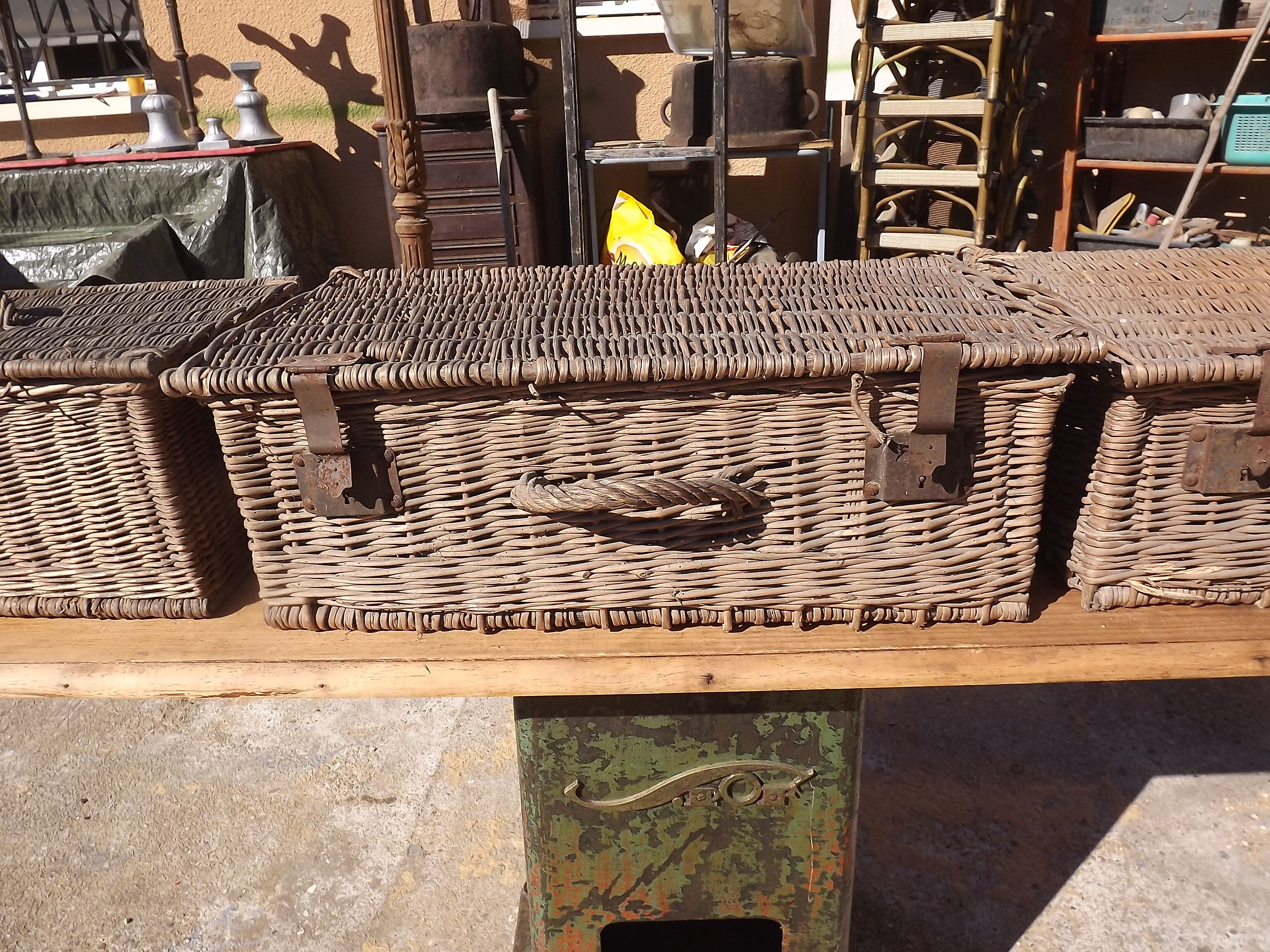 3 panières, old Wicker suitcases