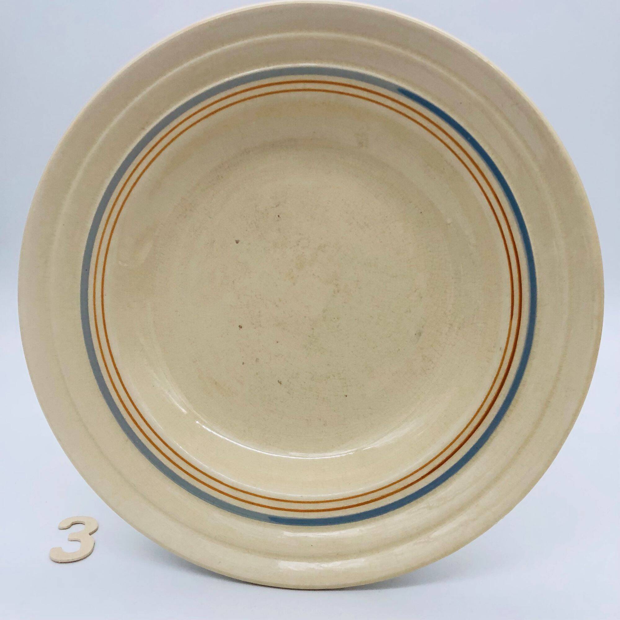 6 assiettes creuses avec de fin décor de liserés bleu et brun.