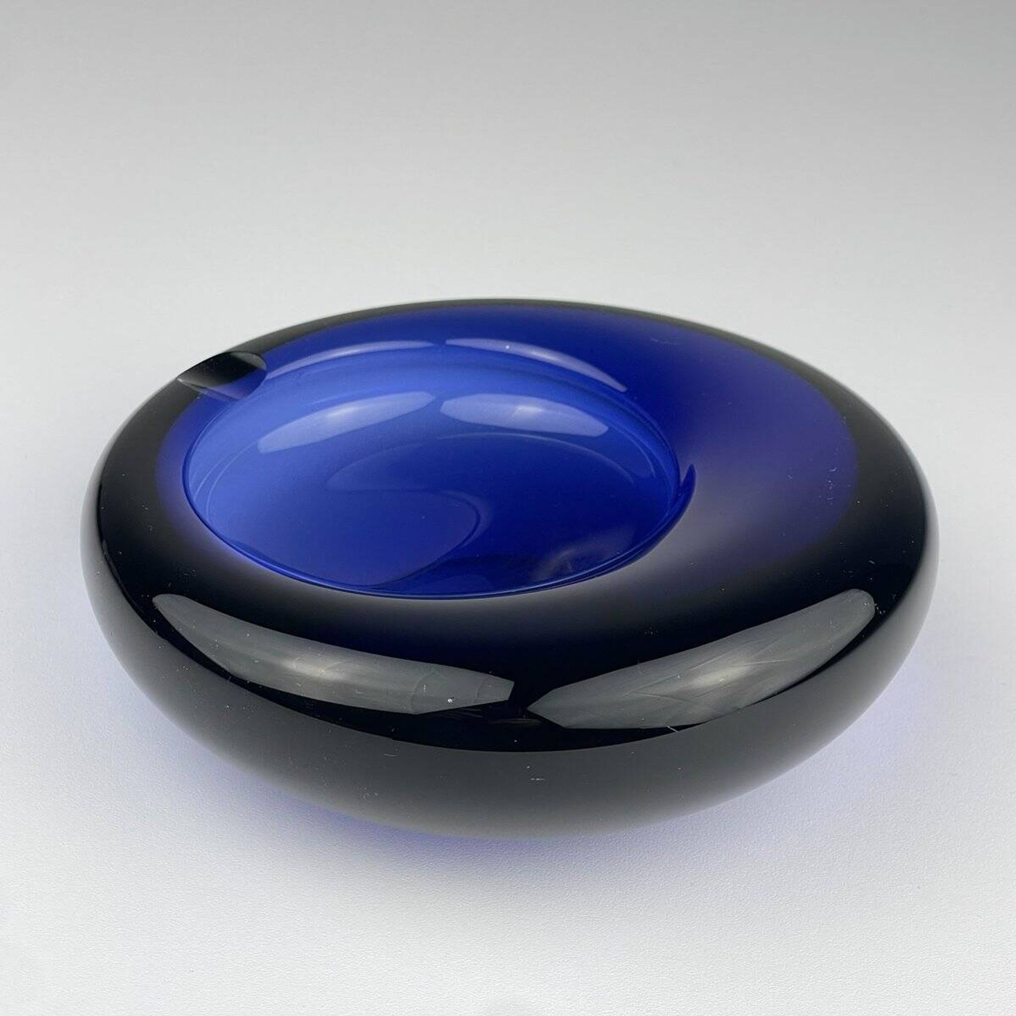 Cendrier en verre bleu par Per Lütken pour Holmegaard, Danemark, 1962