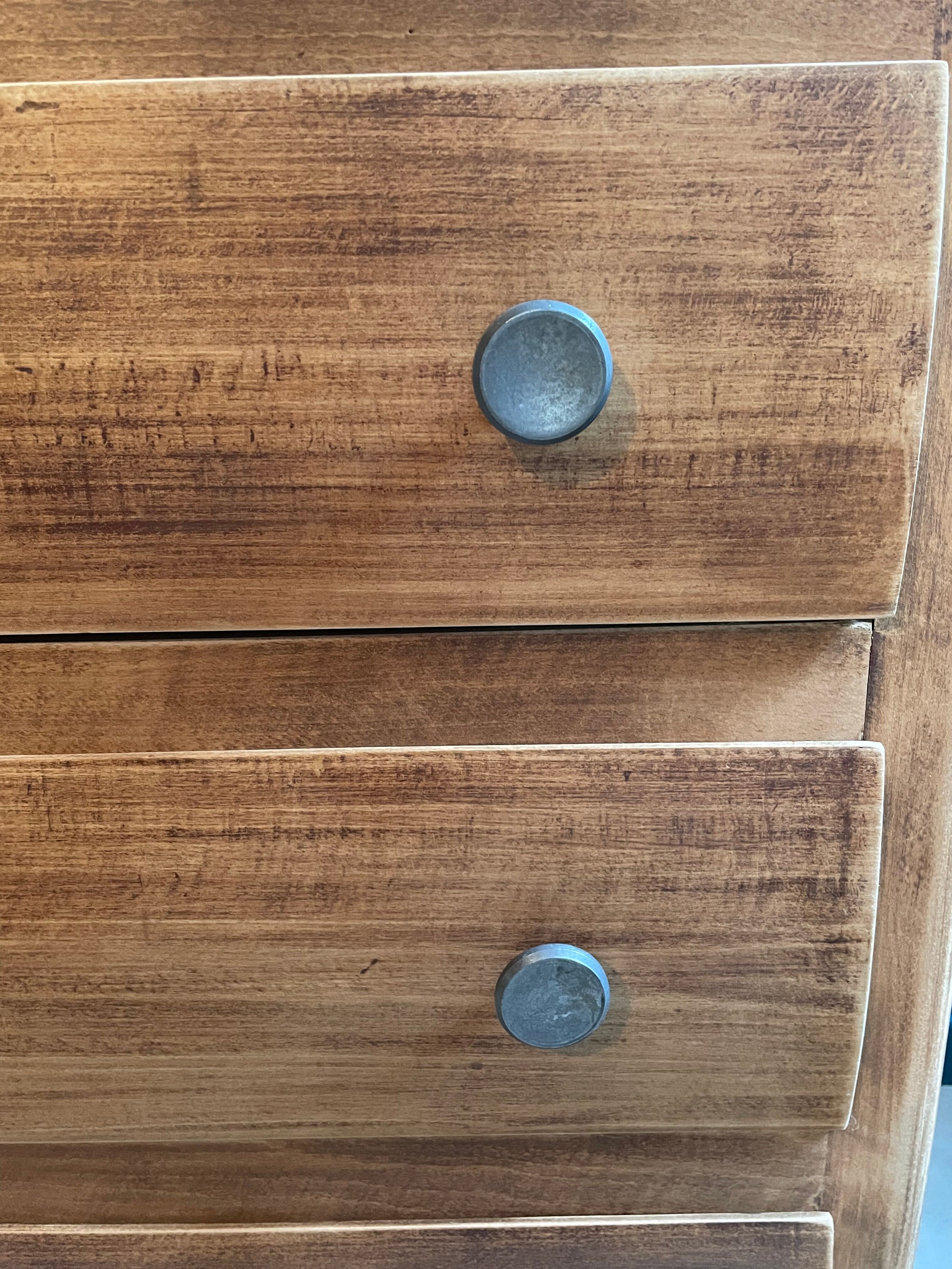 Commode en bois brut