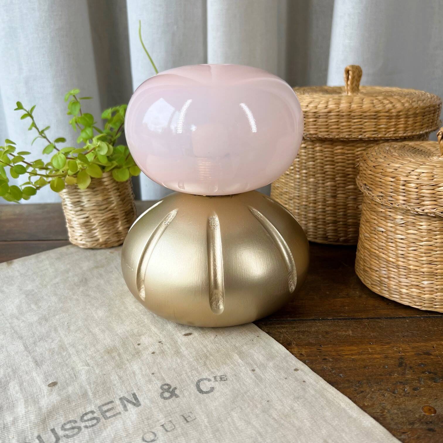 Petite lampe “diabolo” opaline & bois