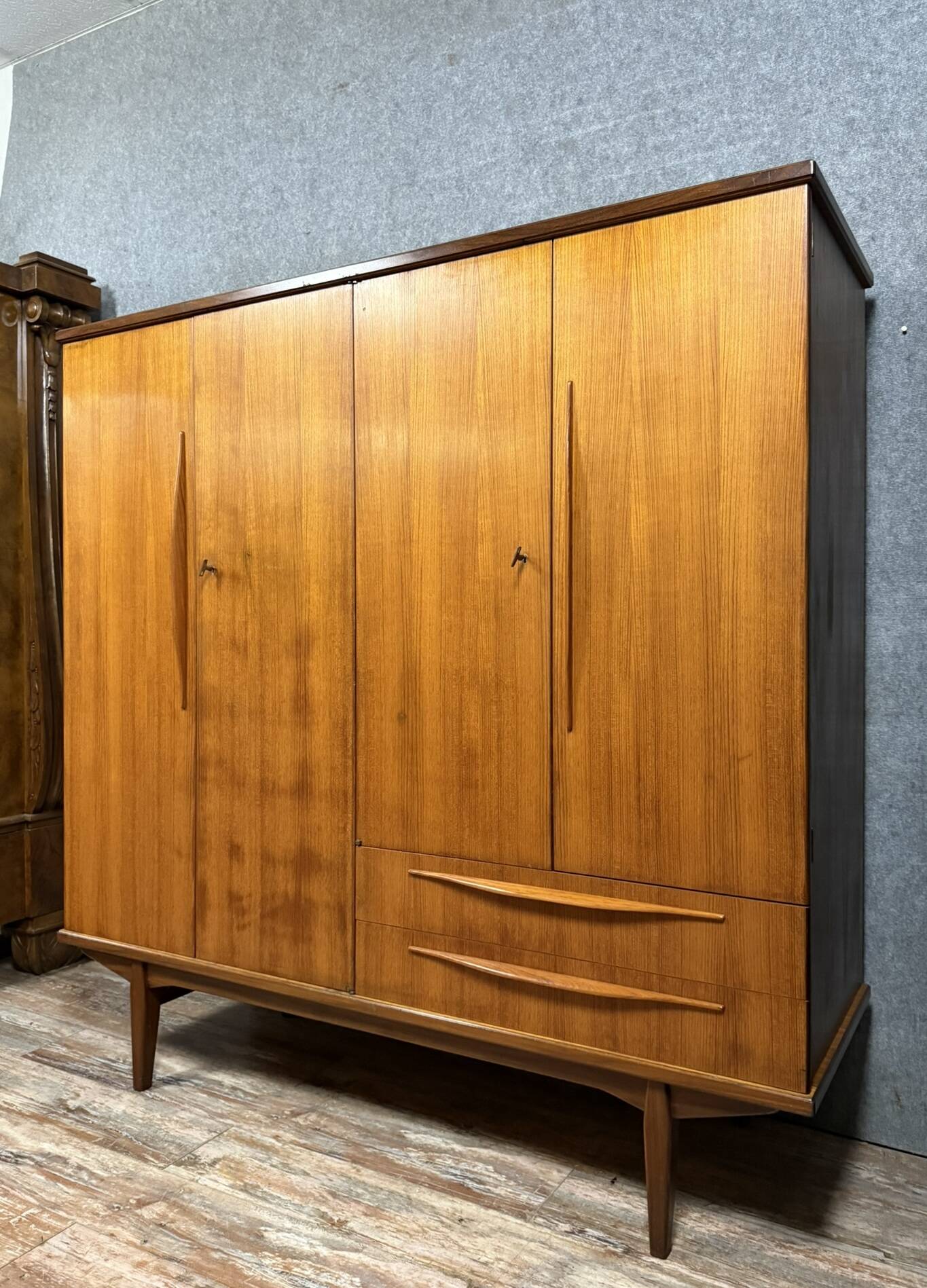 grande Armoire type scandinave des années 60 en teck