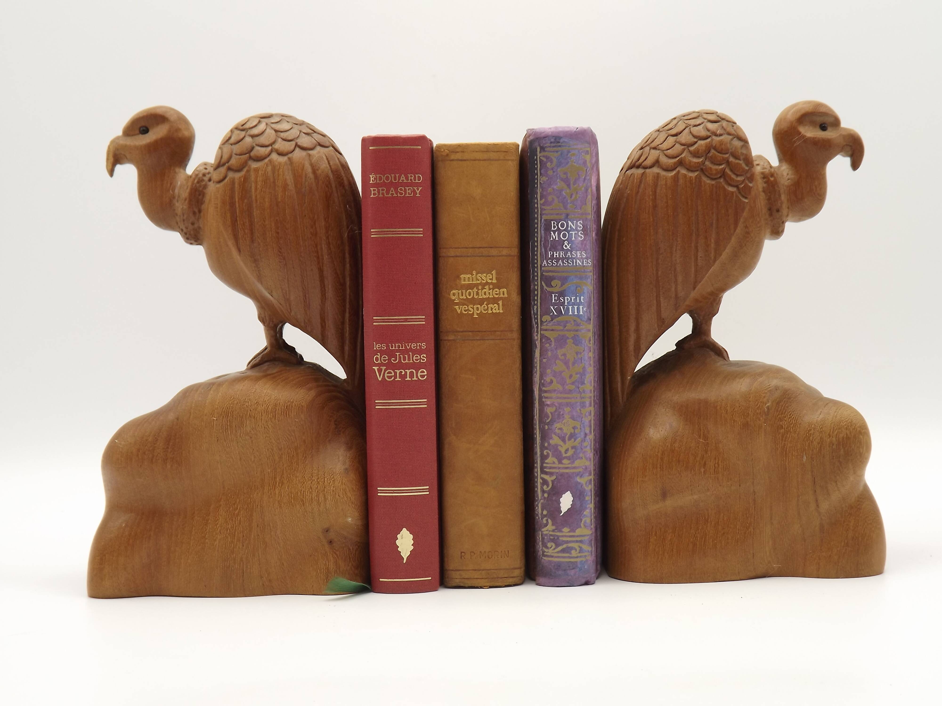 Paire de serre-livres en bois figurant des vautours