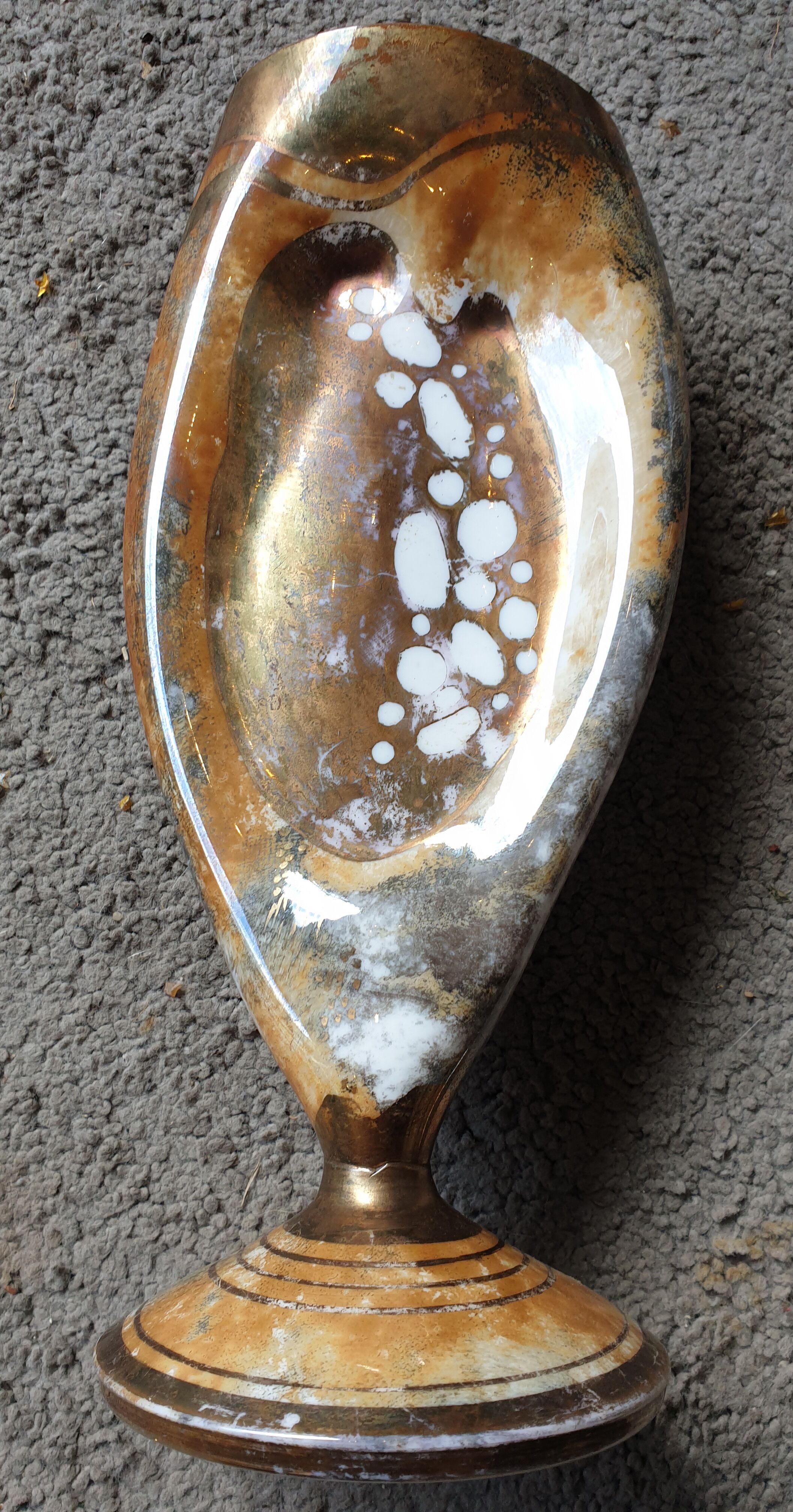 Vase en porcelaine doré mordoré