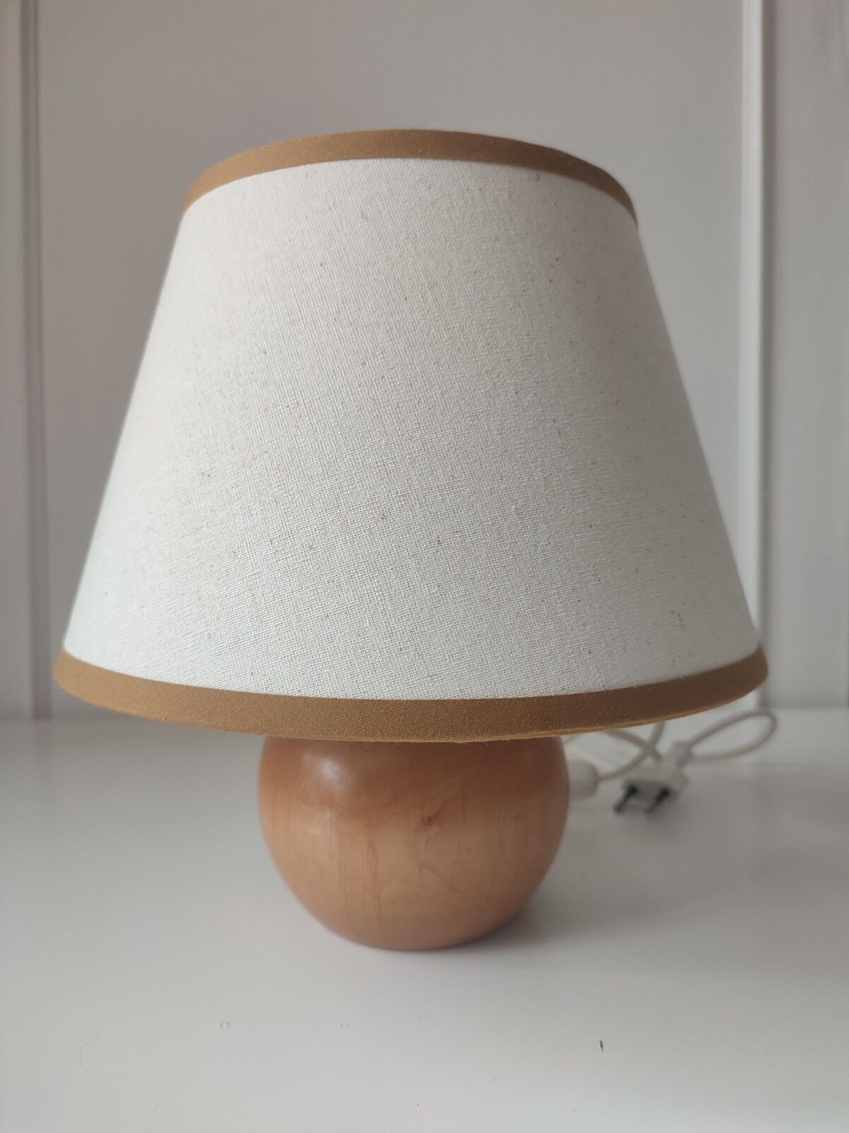 Wooden ball foot lamp