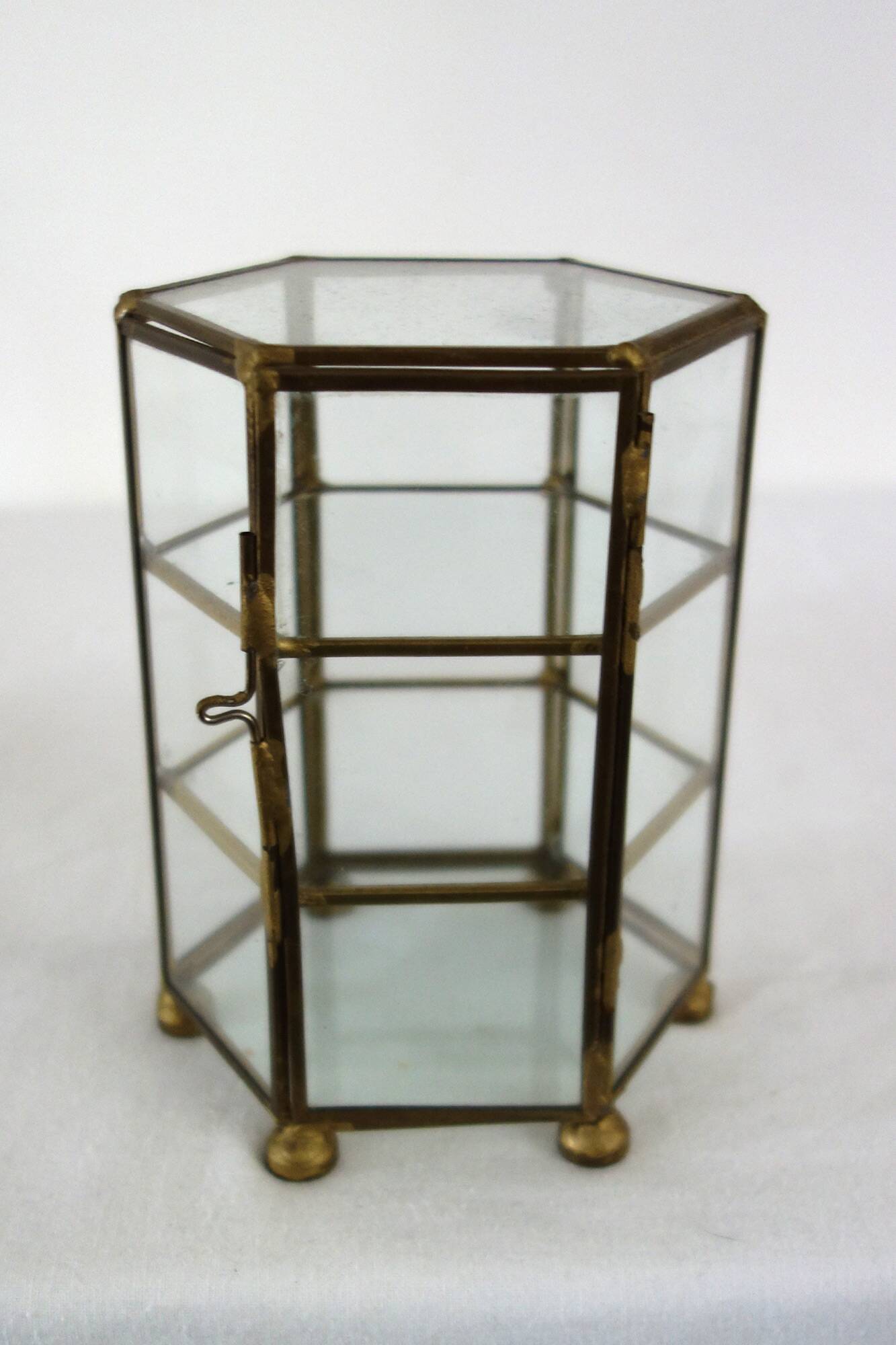 Ancienne petite vitrine hexagonale pour miniatures ou bijoux
