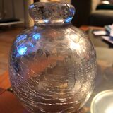 Vase boule en verre craquelé