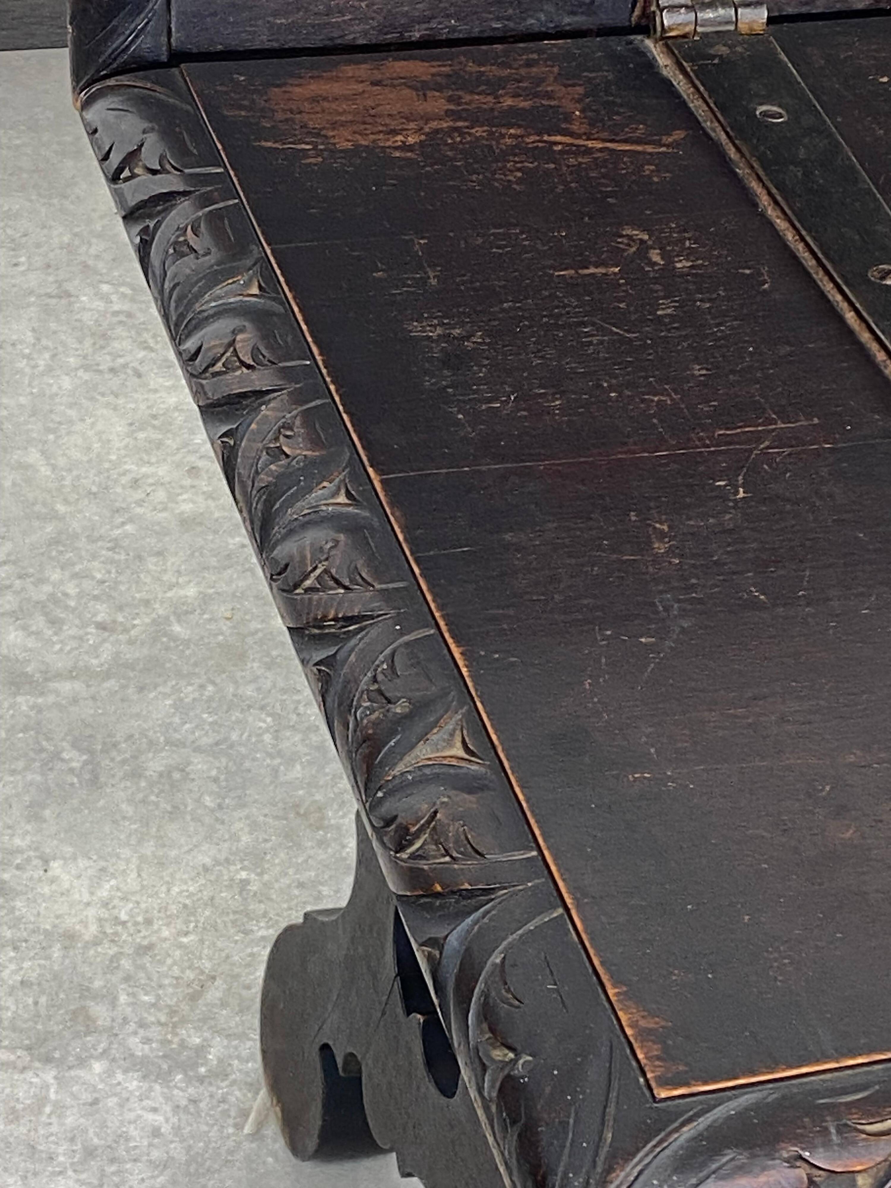 Banc en châtaignier et fer sculpté de la Renaissance espagnole du XIXe siècle