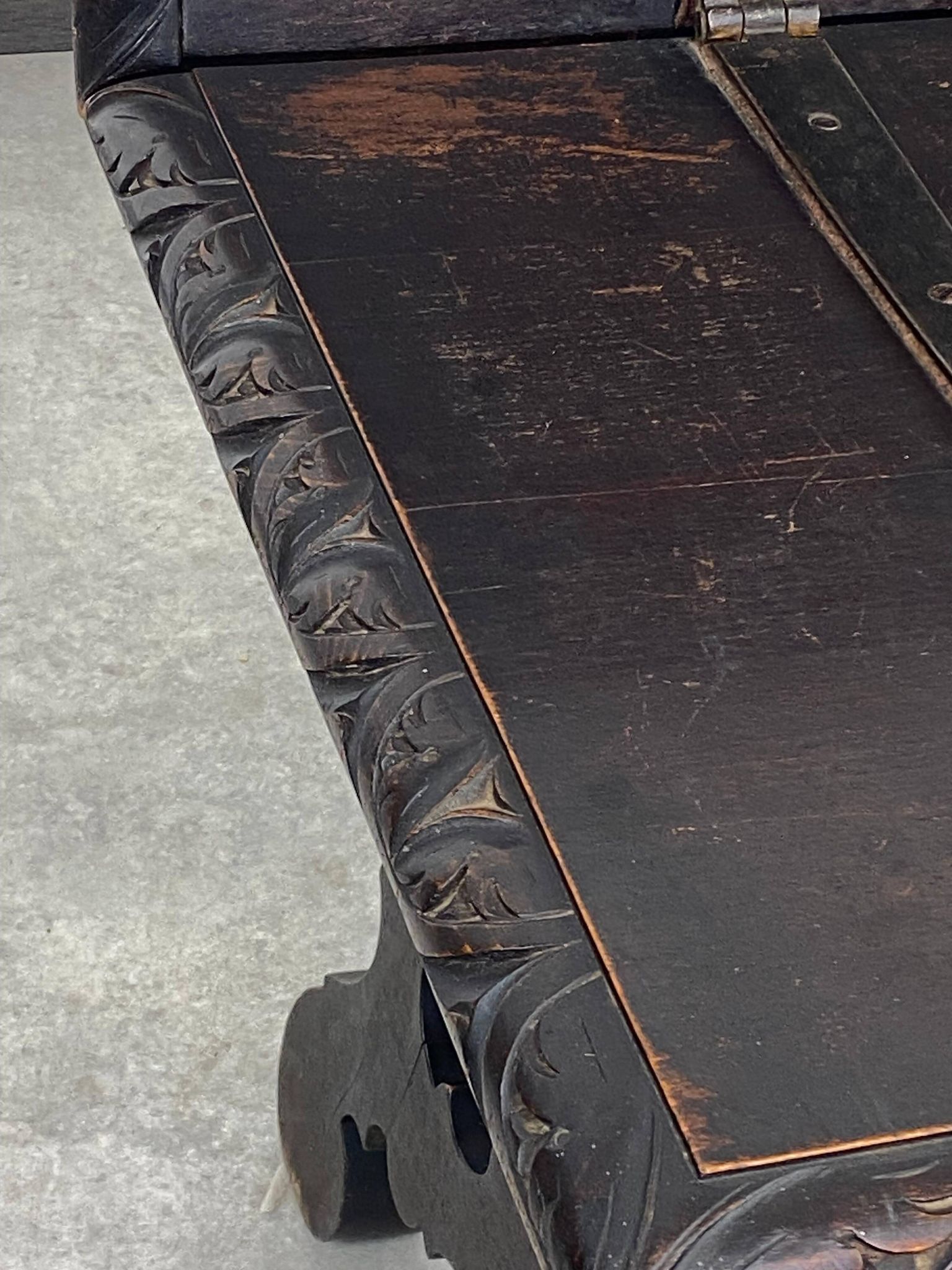 Banc en châtaignier et fer sculpté de la Renaissance espagnole du XIXe siècle