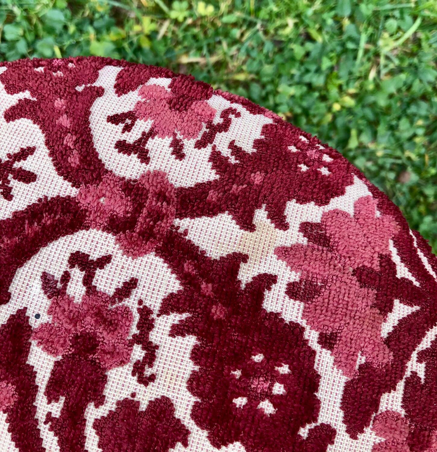 Fringed velvet pouf
