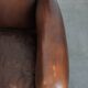 Ensemble de deux fauteuils en cuir de mouton vintage au caractère marqué.