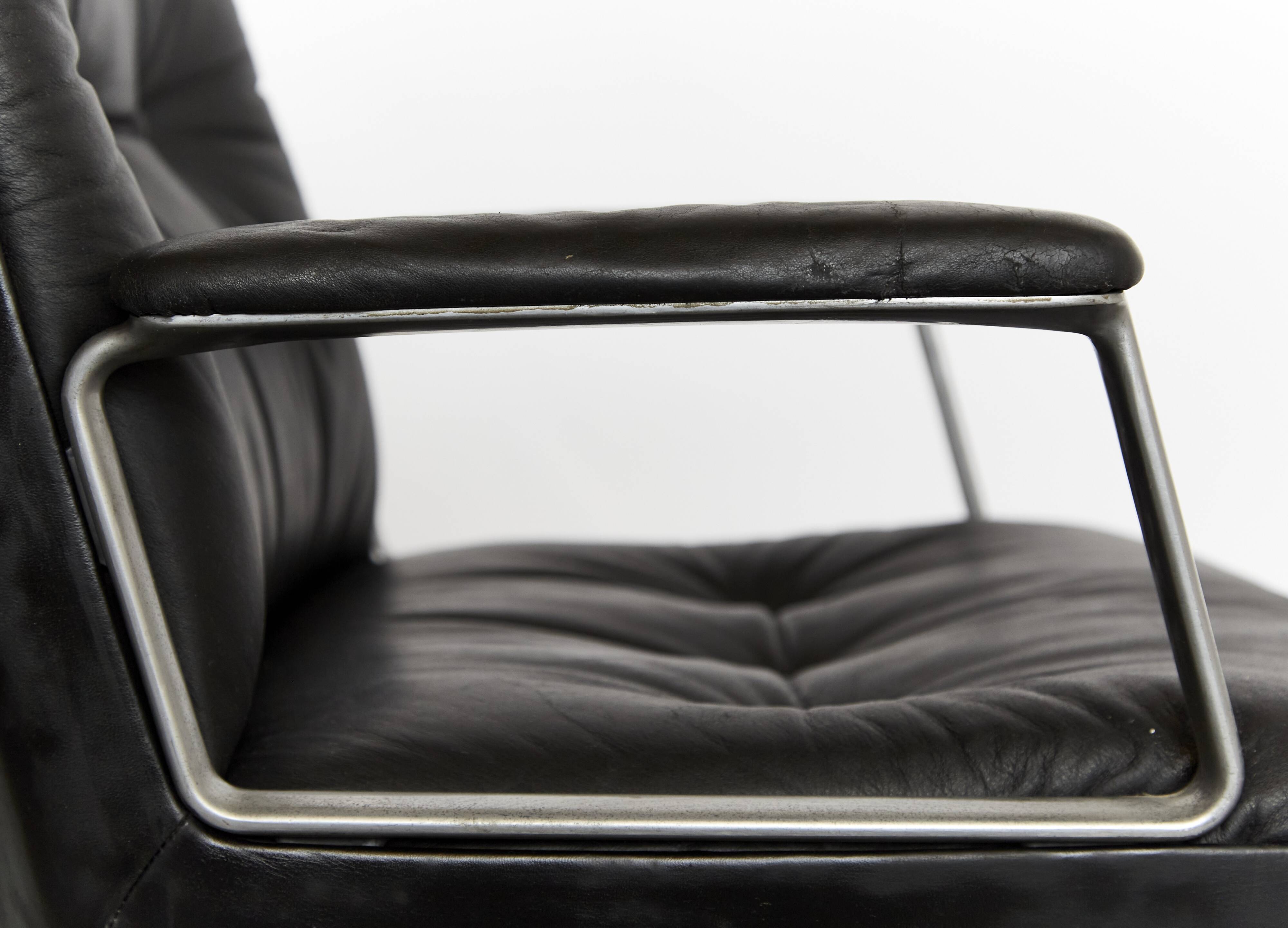 Osvaldo Borsani swivel Chair P125 for Tecno Milano