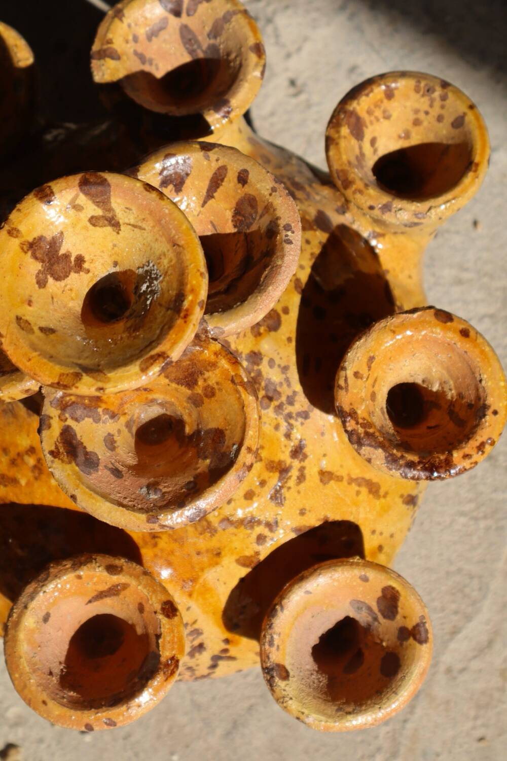 Vase sculpture en tamegroute jaune tachetée emaillée abstraite
