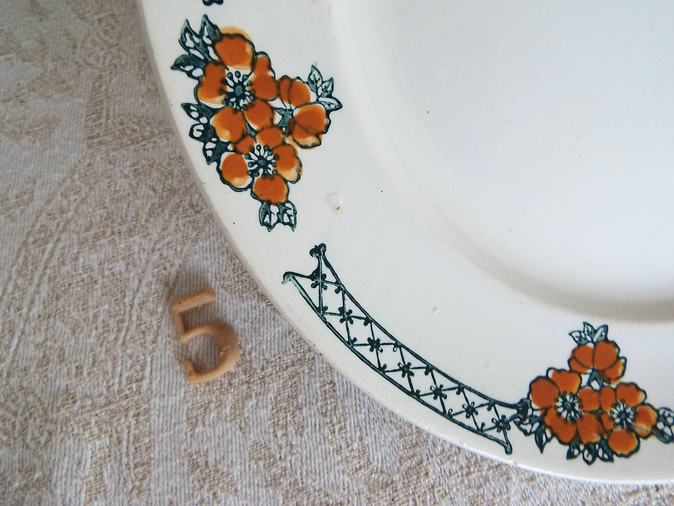 5 assiettes plates terre de fer Moulin des Loups Aubépine