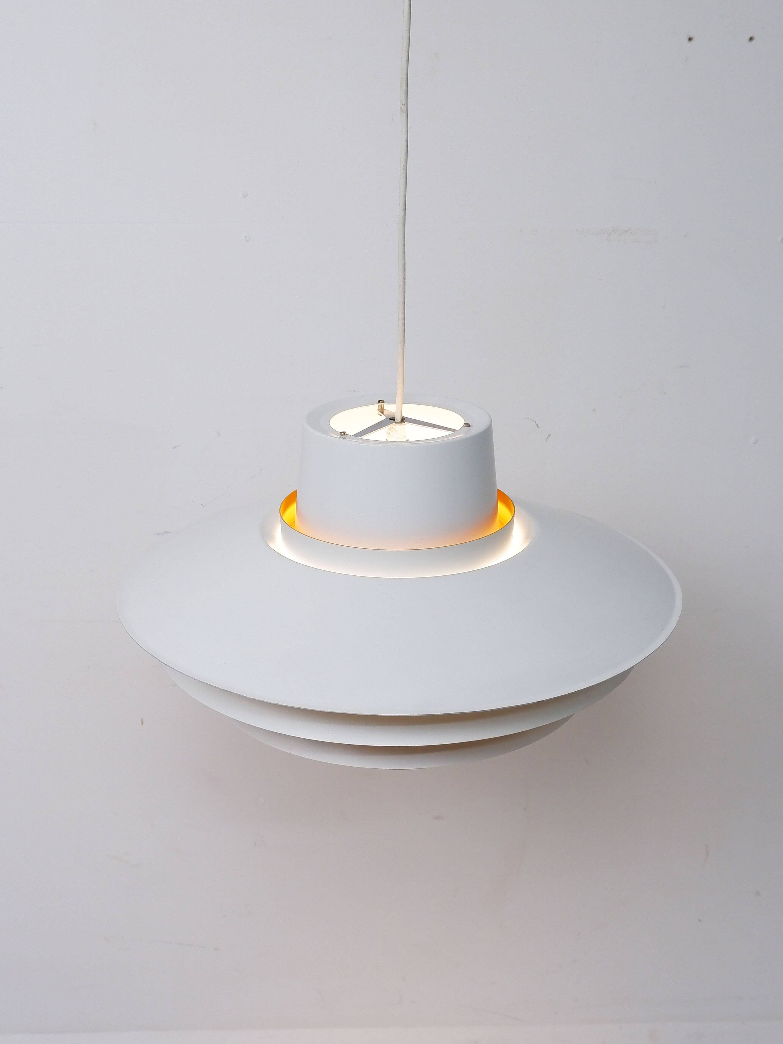 Verona hanging lamp white by Sven Middelboe