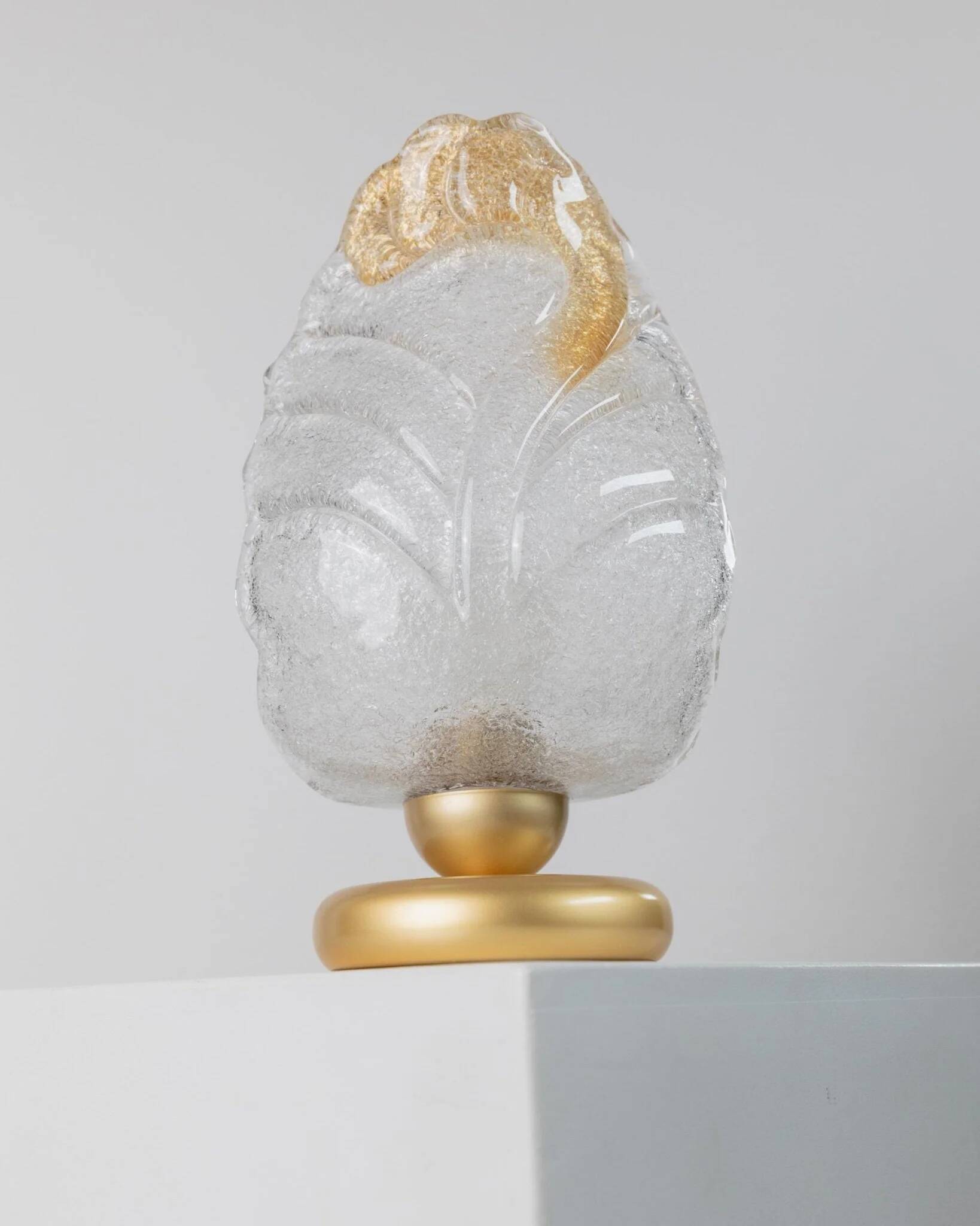 Vintage Murano glass table lamp – leaf-shaped glass with a gold metal base – Italy 1980s