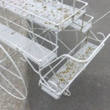 Chariot fleuriste ou bar de jardin en fer perforé